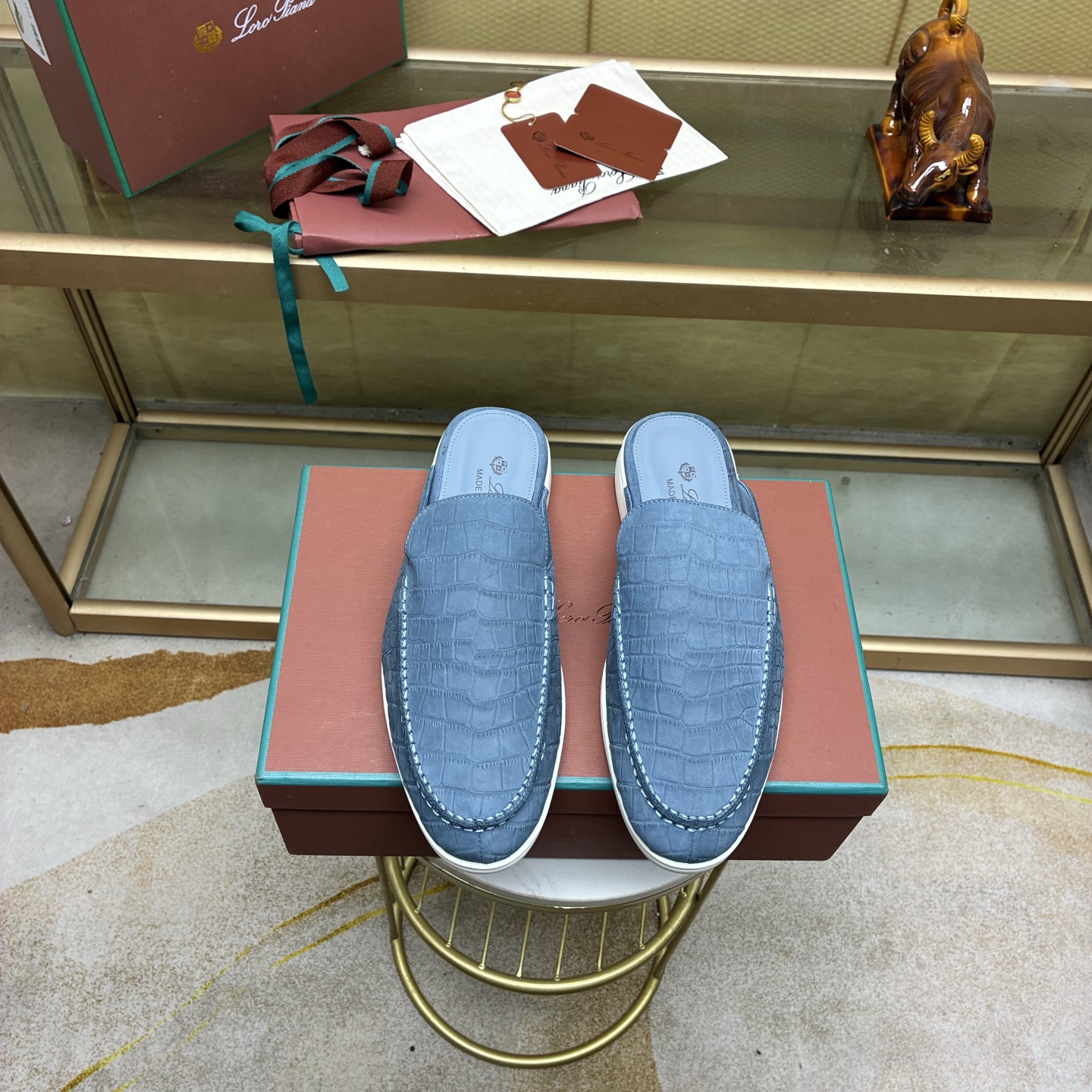 NO:931121,.Loro Piana Autumn Walking Sports Men's Shoes LP Jogging Shoes (Original Soles Made in Dongguan) Come and Go at the Counter Comparison This casual shoe is knitted with Wind fiber and handmade to show a unique three-dimensional effect. The unique version narrows slightly in the middle and is embellished with naba leather details. The lightweight TPU sole and edge studs enhance grip and stability, and the functional details full of modern beauty add a sporty style to the shoes. Decoration Cow Leather Accessories  Polyurethane, full set of packaging at the counter, with insoles and shoelaces, the same size as the counter, 39-40-41-42-43 -44-45 (38.46.) loro,,loro piana,loro piana,cowhide19860909.Loro Piana 秋季散步 运动 男鞋 LP慢跑鞋（莞产代工厂原厂底）随意进出专柜对比 这款休闲鞋采用Wind纤维针织而成,纯手工打造 呈现出别致的立体效果.独特的版型在中段轻微变窄,并以纳巴革细节点缀.轻盈TPU鞋底和边缘的鞋钉增强抓地力和稳定性,充满现代美感的功能细节设计为鞋子平添了运动风 装饰 牛皮革 辅料 聚氨酯 专柜全套包装 配鞋垫和鞋带 专柜一致 尺码39-40-41-42-43 -44-45（38.46.）罗,,loro piana,loro piana,cowhide,Men's shoes