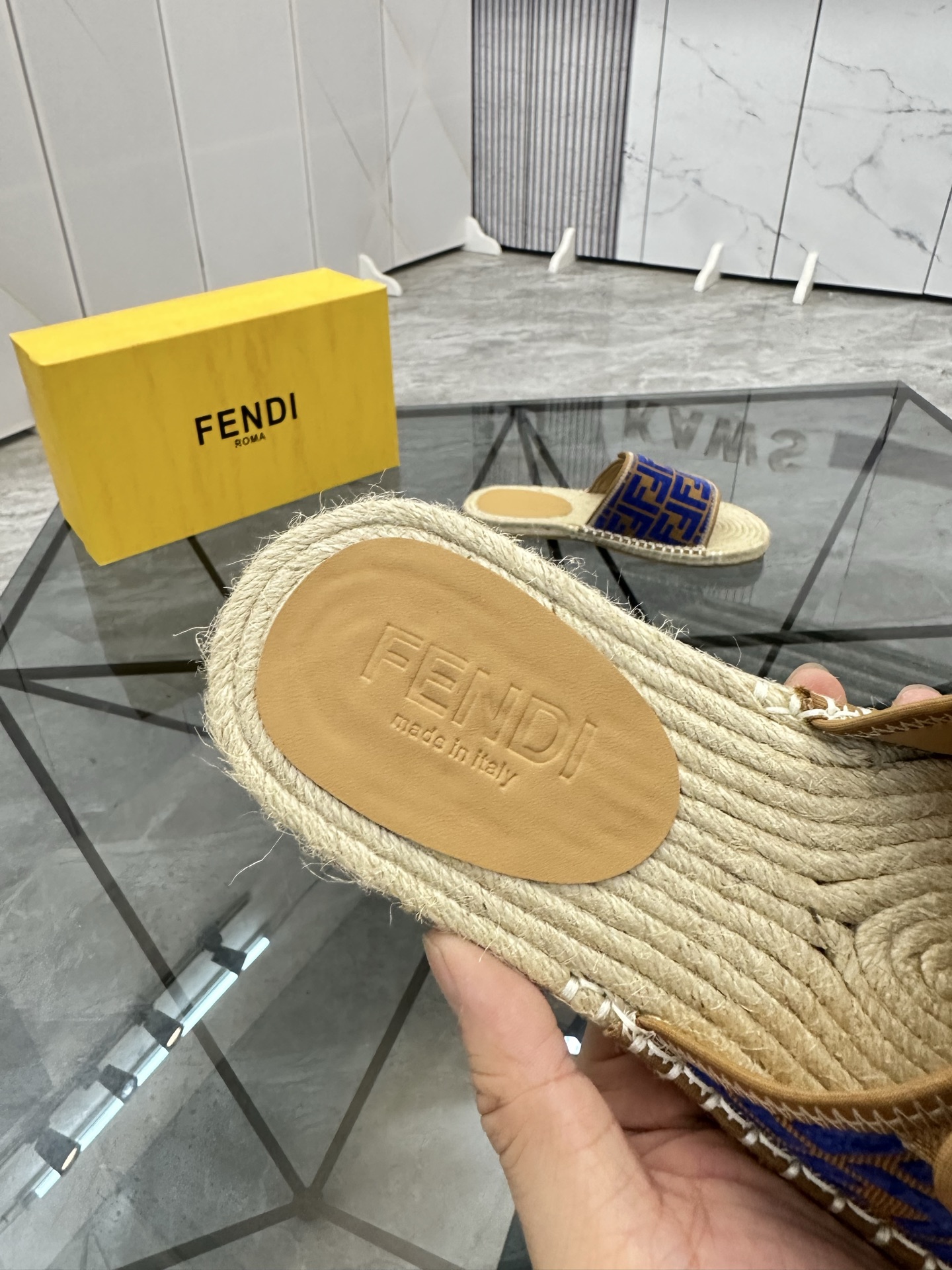 Precio de venta: P130 Marca: Fendi* zapatillasTalla: 38-44(37.45.46.47)Material: Superior material o