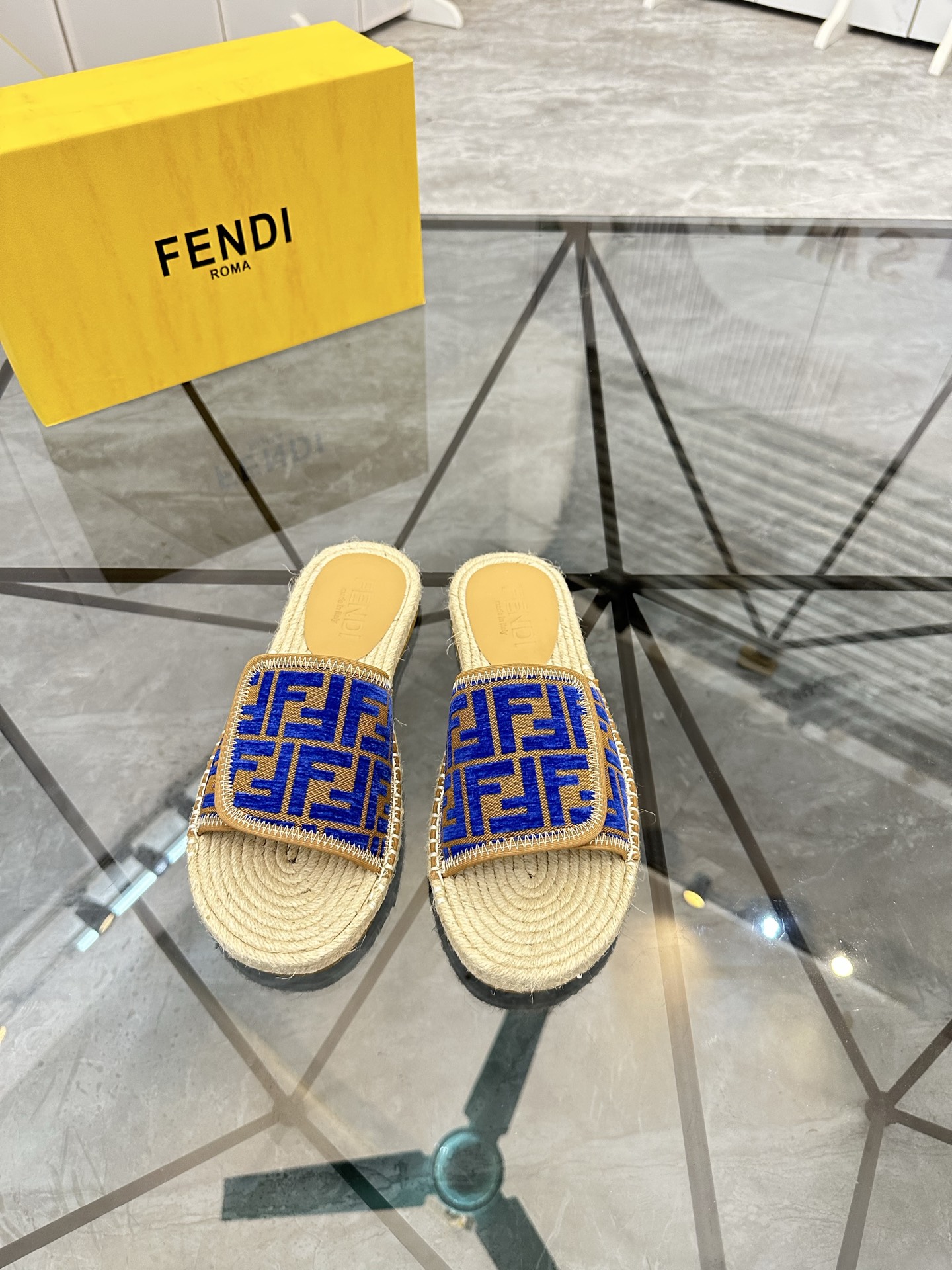 Precio de venta: P130 Marca: Fendi* zapatillasTalla: 38-44(37.45.46.47)Material: Superior material o
