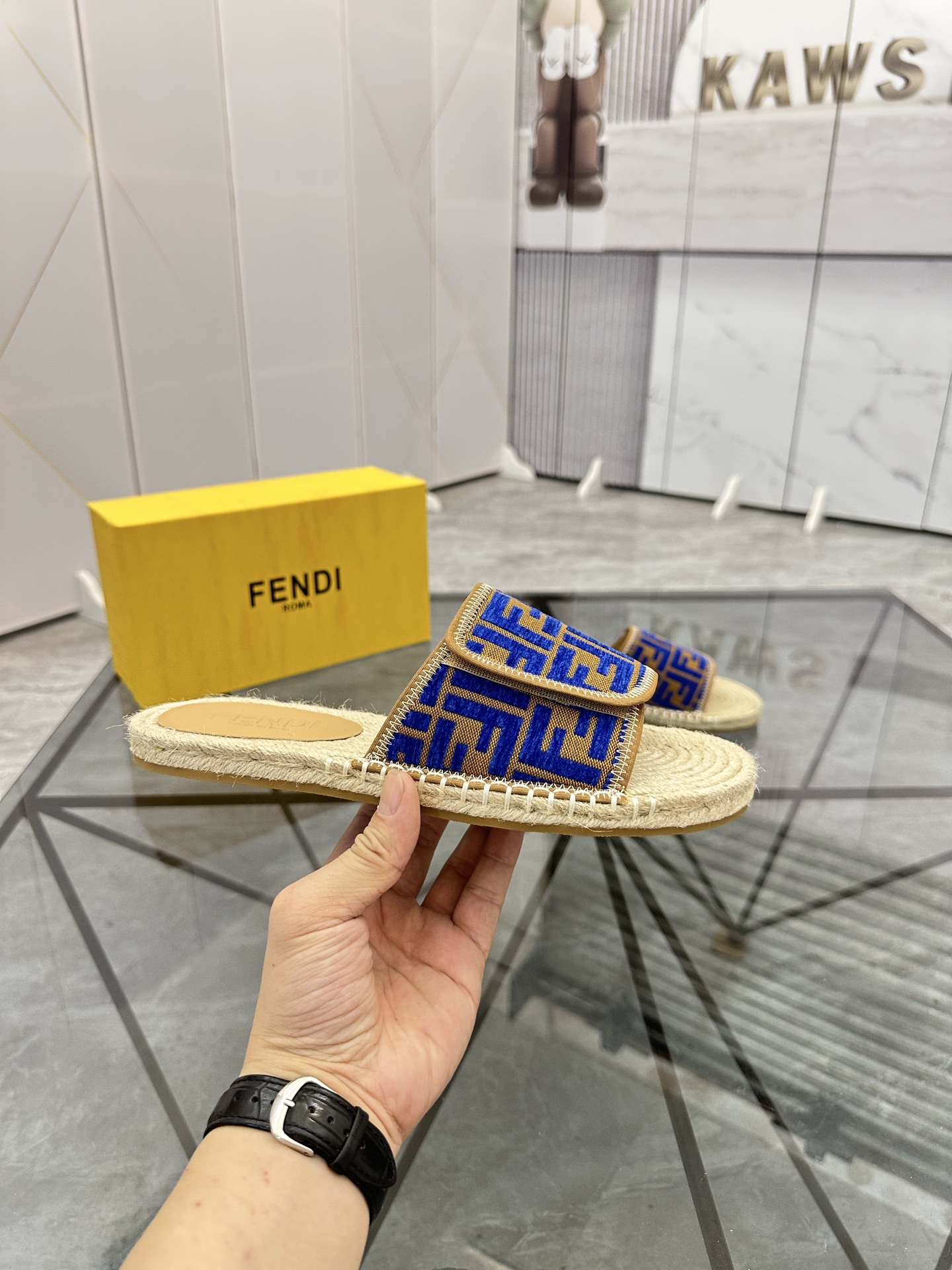 Precio de venta: P130 Marca: Fendi* zapatillasTalla: 38-44(37.45.46.47)Material: Superior material o