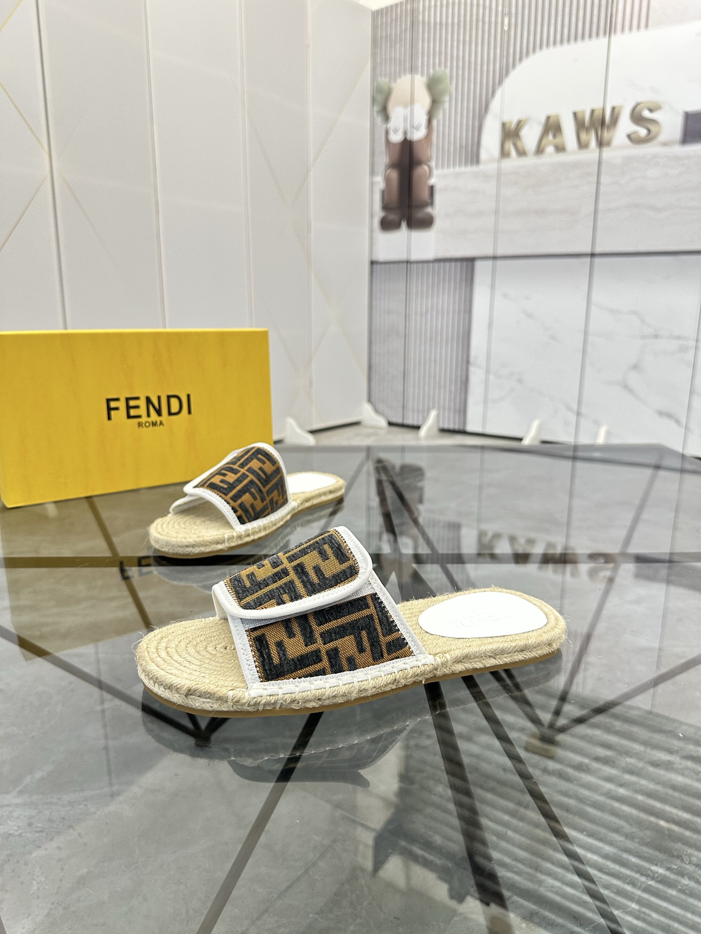 Precio de venta: P130 Marca: Fendi* zapatillasTalla: 38-44(37.45.46.47)Material: Superior material o