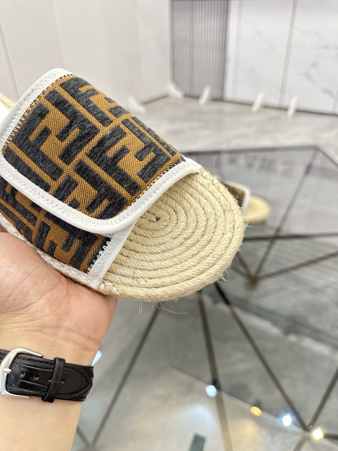 Precio de venta: P130 Marca: Fendi* zapatillasTalla: 38-44(37.45.46.47)Material: Superior material o