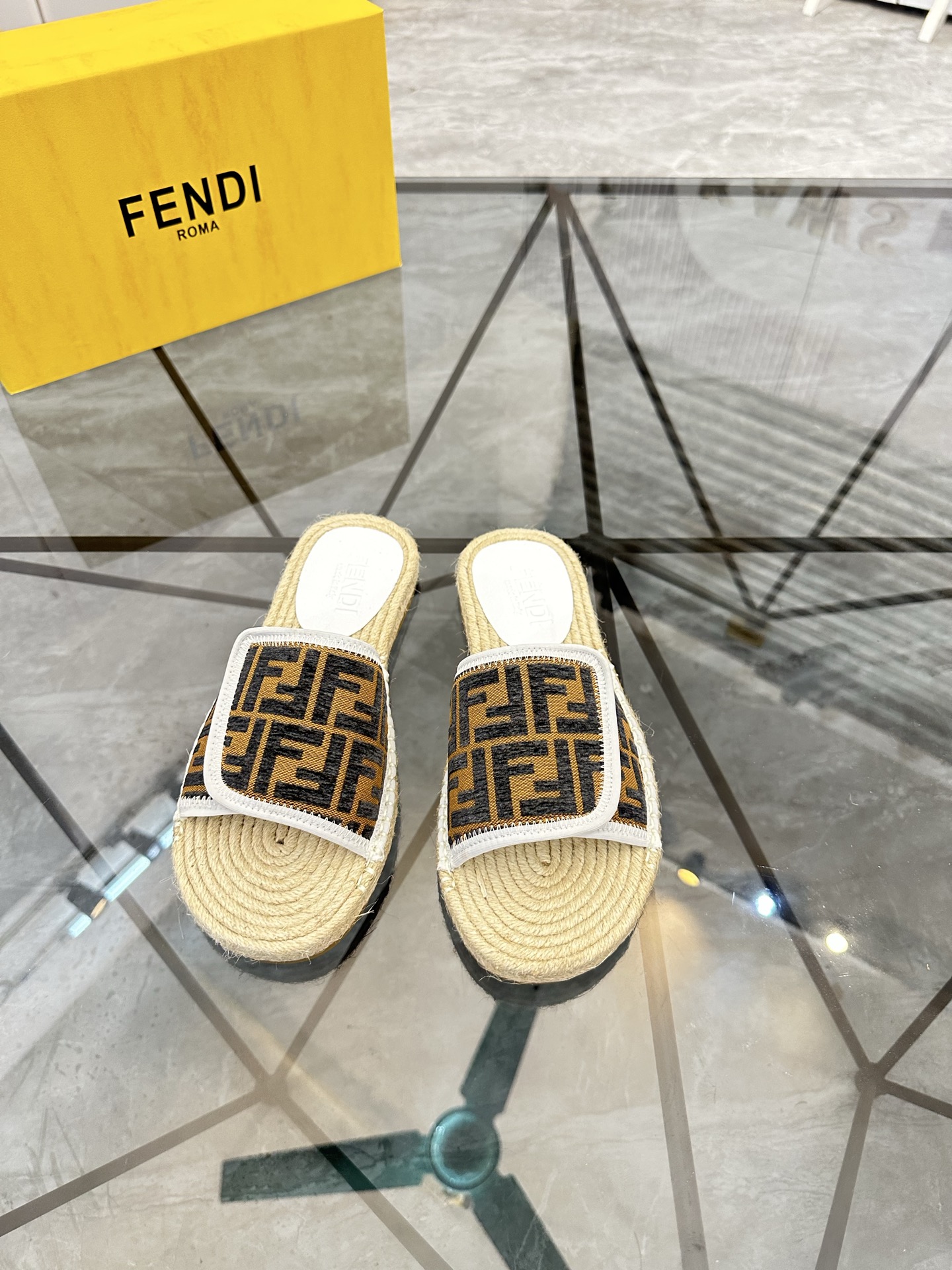 Precio de venta: P130 Marca: Fendi* zapatillasTalla: 38-44(37.45.46.47)Material: Superior material o