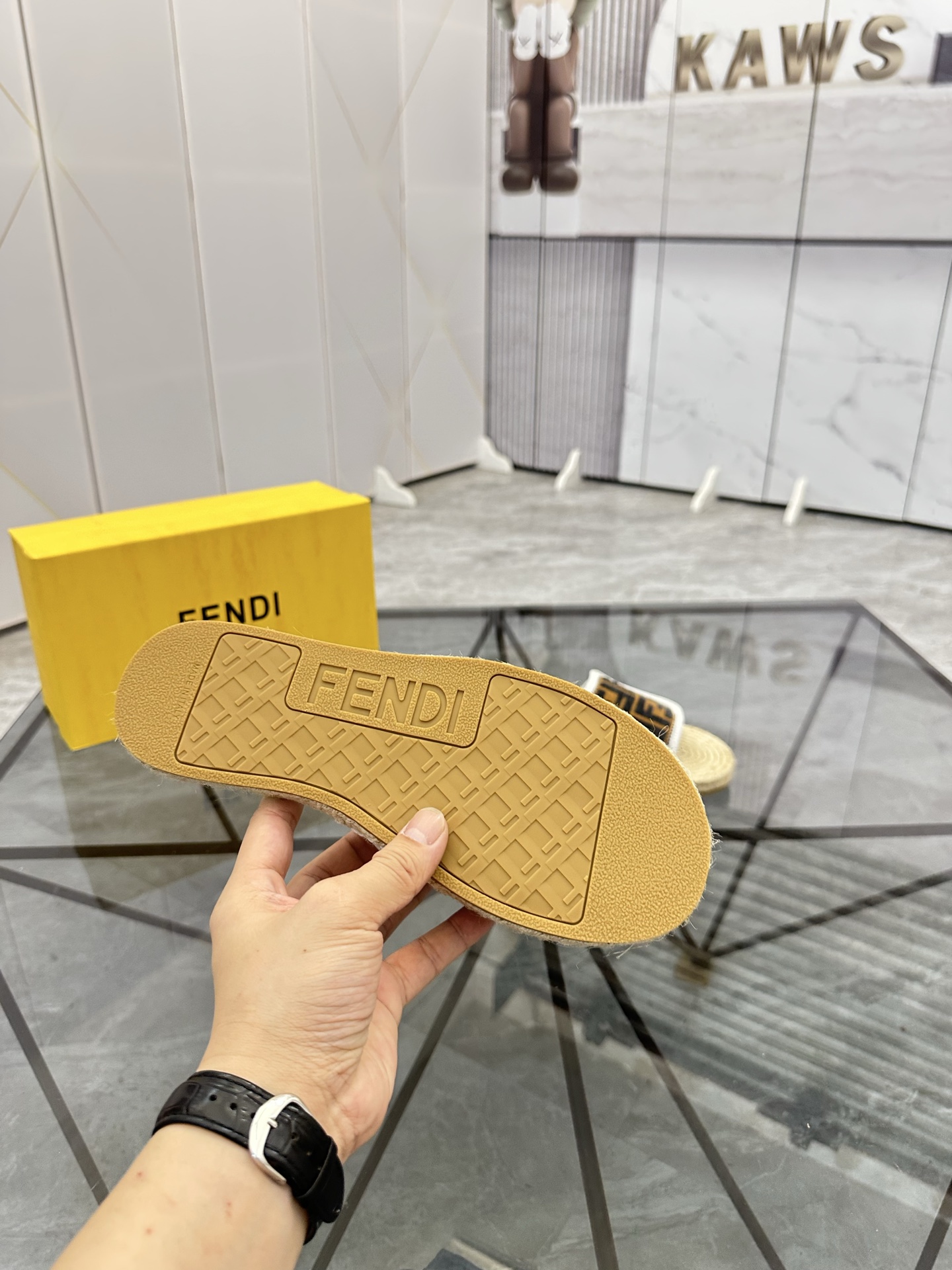 Precio de venta: P130 Marca: Fendi* zapatillasTalla: 38-44(37.45.46.47)Material: Superior material o