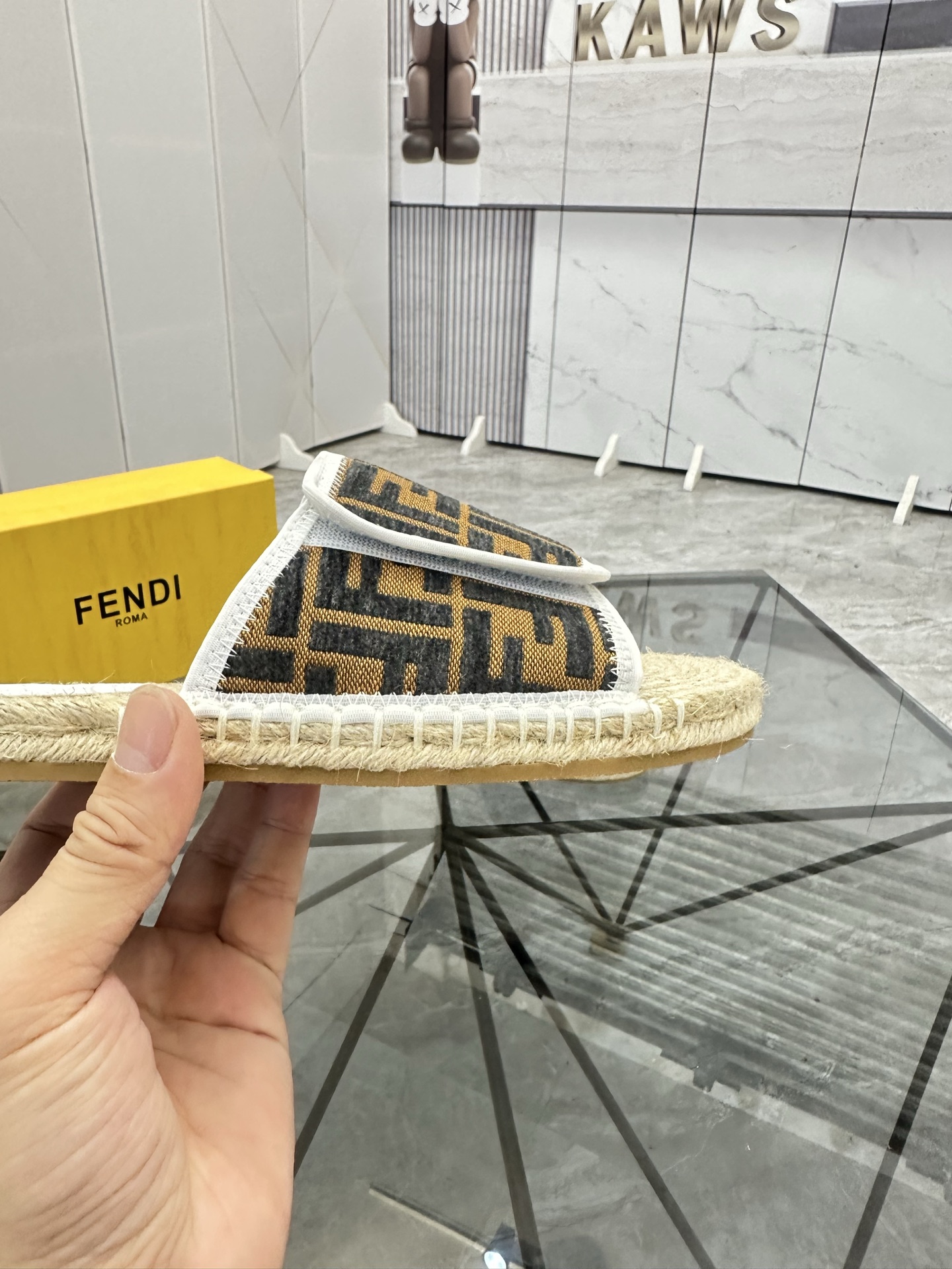 Precio de venta: P130 Marca: Fendi* zapatillasTalla: 38-44(37.45.46.47)Material: Superior material o