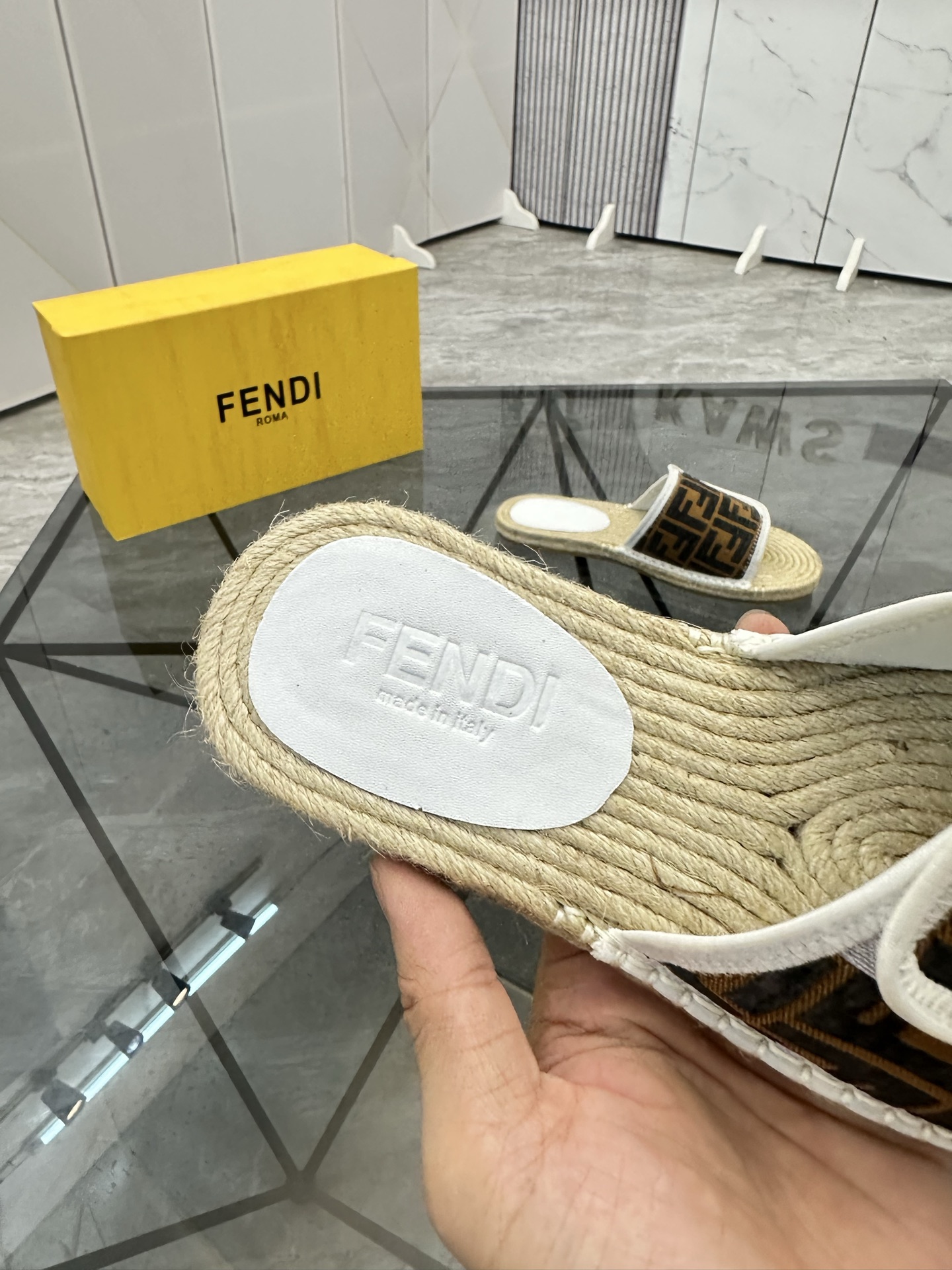 Precio de venta: P130 Marca: Fendi* zapatillasTalla: 38-44(37.45.46.47)Material: Superior material o