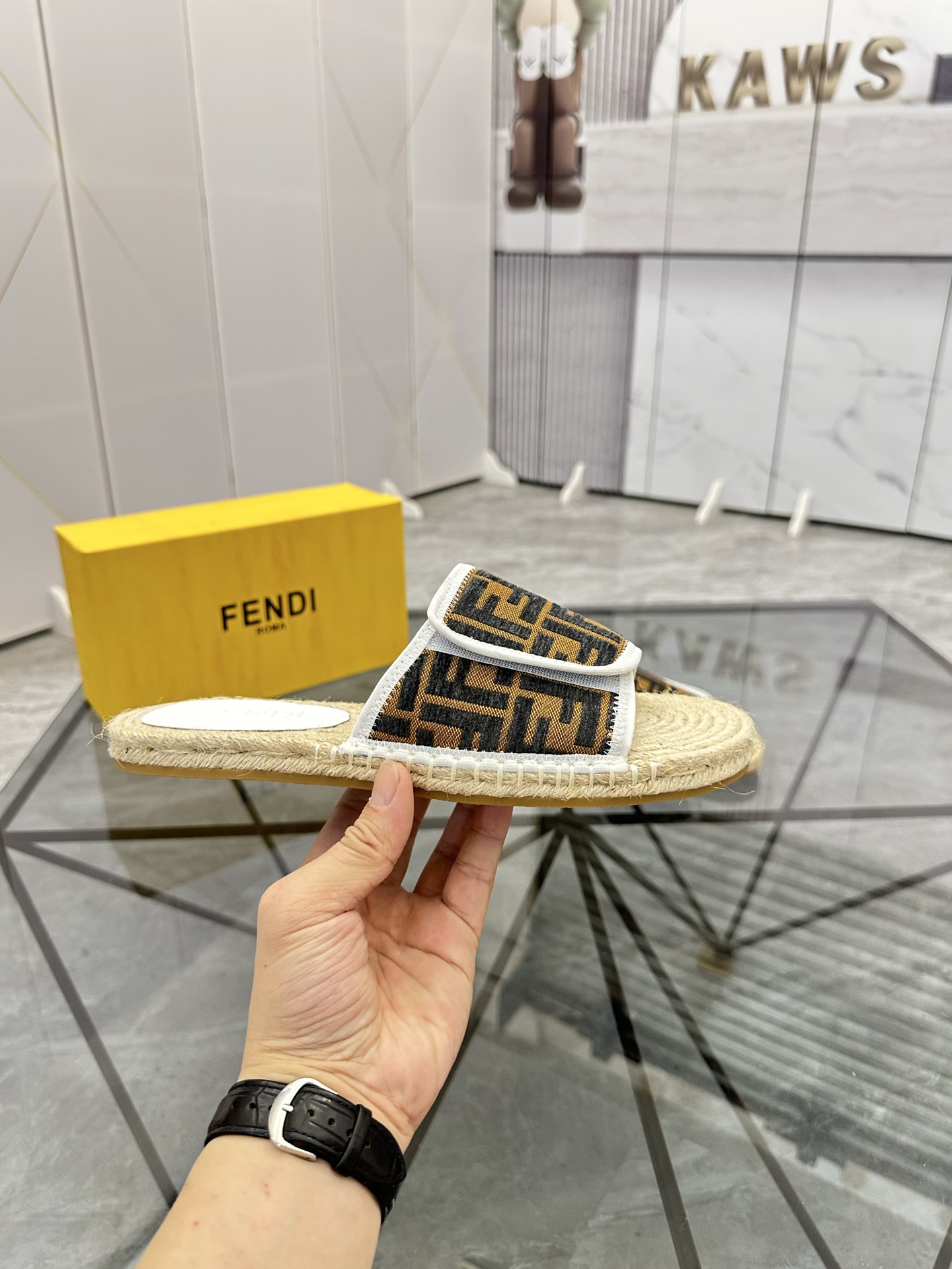 Precio de venta: P130 Marca: Fendi* zapatillasTalla: 38-44(37.45.46.47)Material: Superior material o