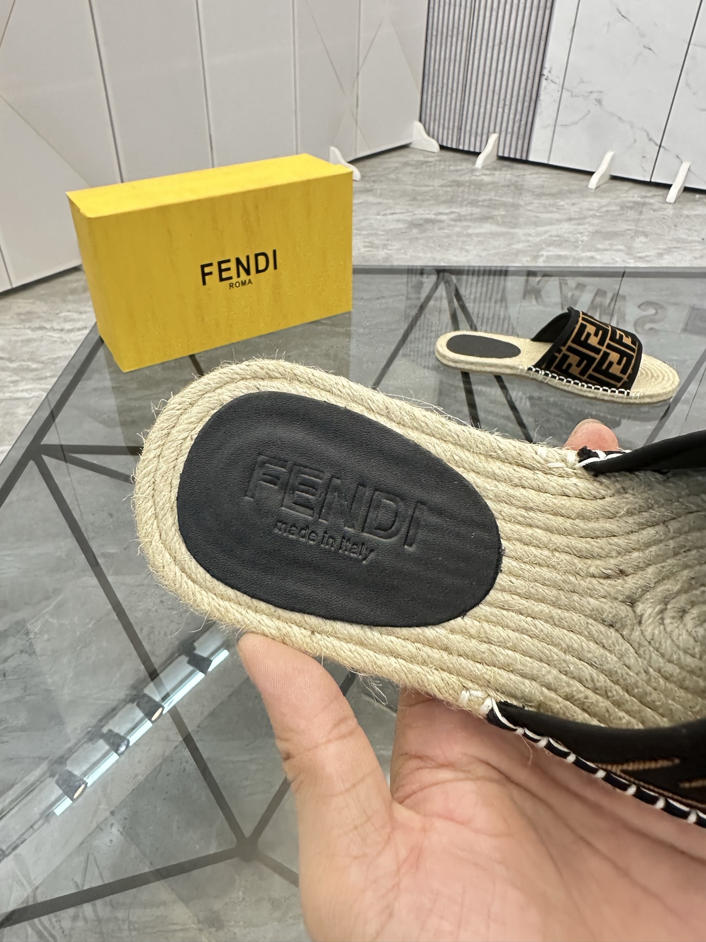 Precio de venta: P130 Marca: Fendi* zapatillasTalla: 38-44(37.45.46.47)Material: Superior material o