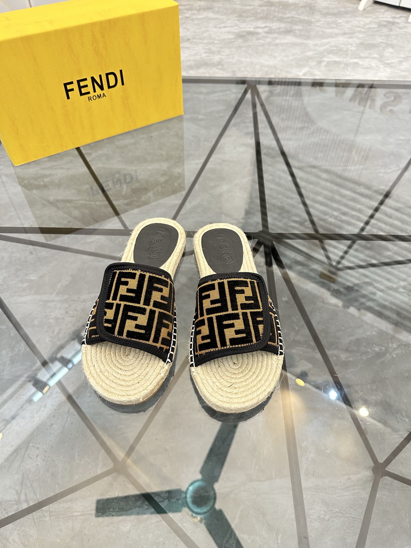 Precio de venta: P130 Marca: Fendi* zapatillasTalla: 38-44(37.45.46.47)Material: Superior material o