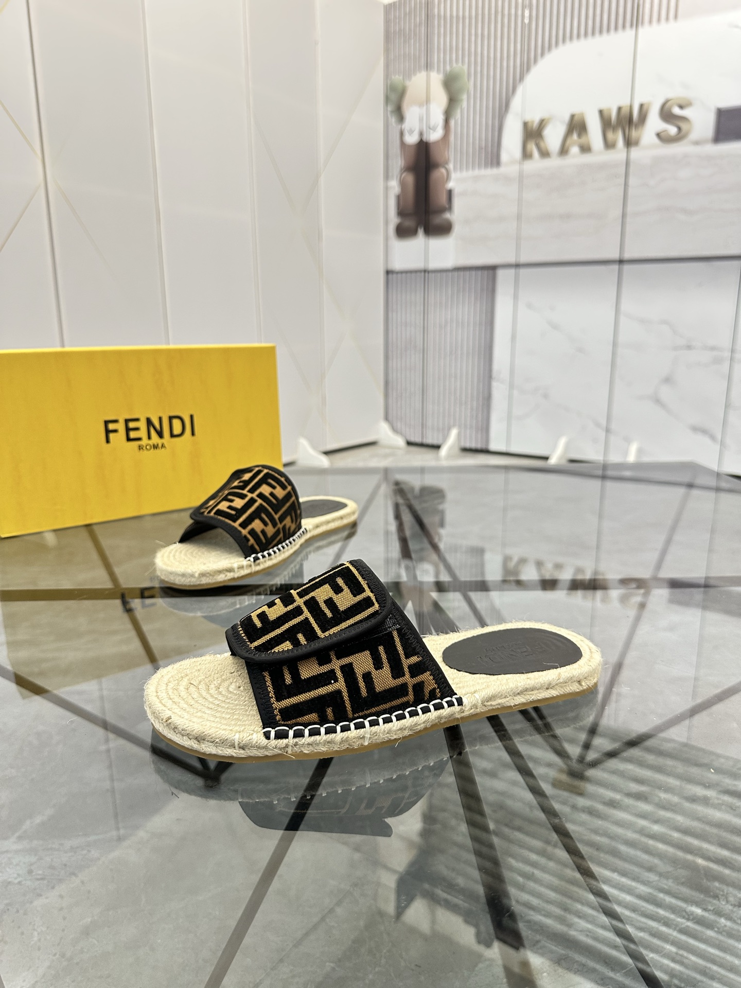 Precio de venta: P130 Marca: Fendi* zapatillasTalla: 38-44(37.45.46.47)Material: Superior material o