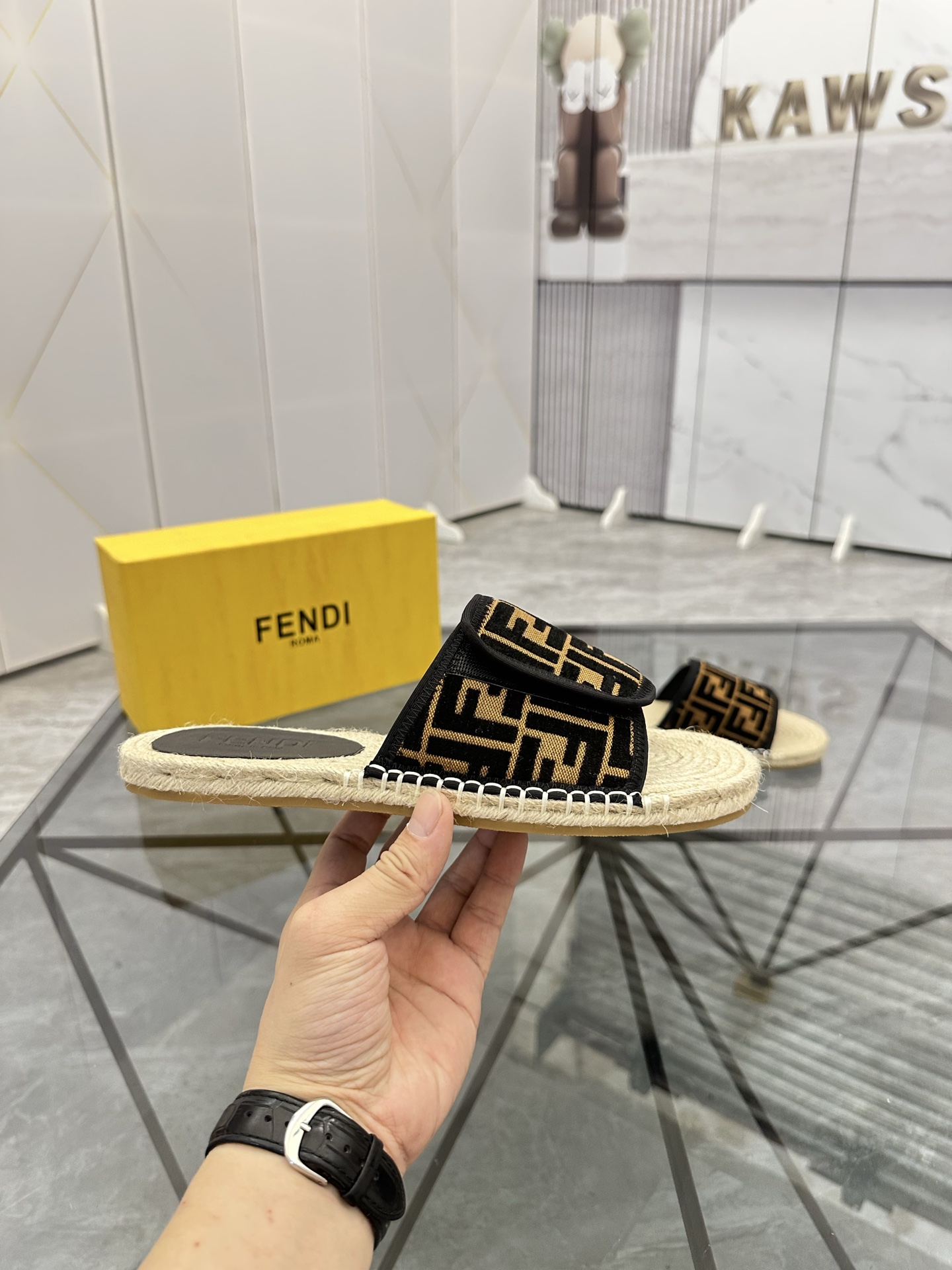 Precio de venta: P130 Marca: Fendi* zapatillasTalla: 38-44(37.45.46.47)Material: Superior material o