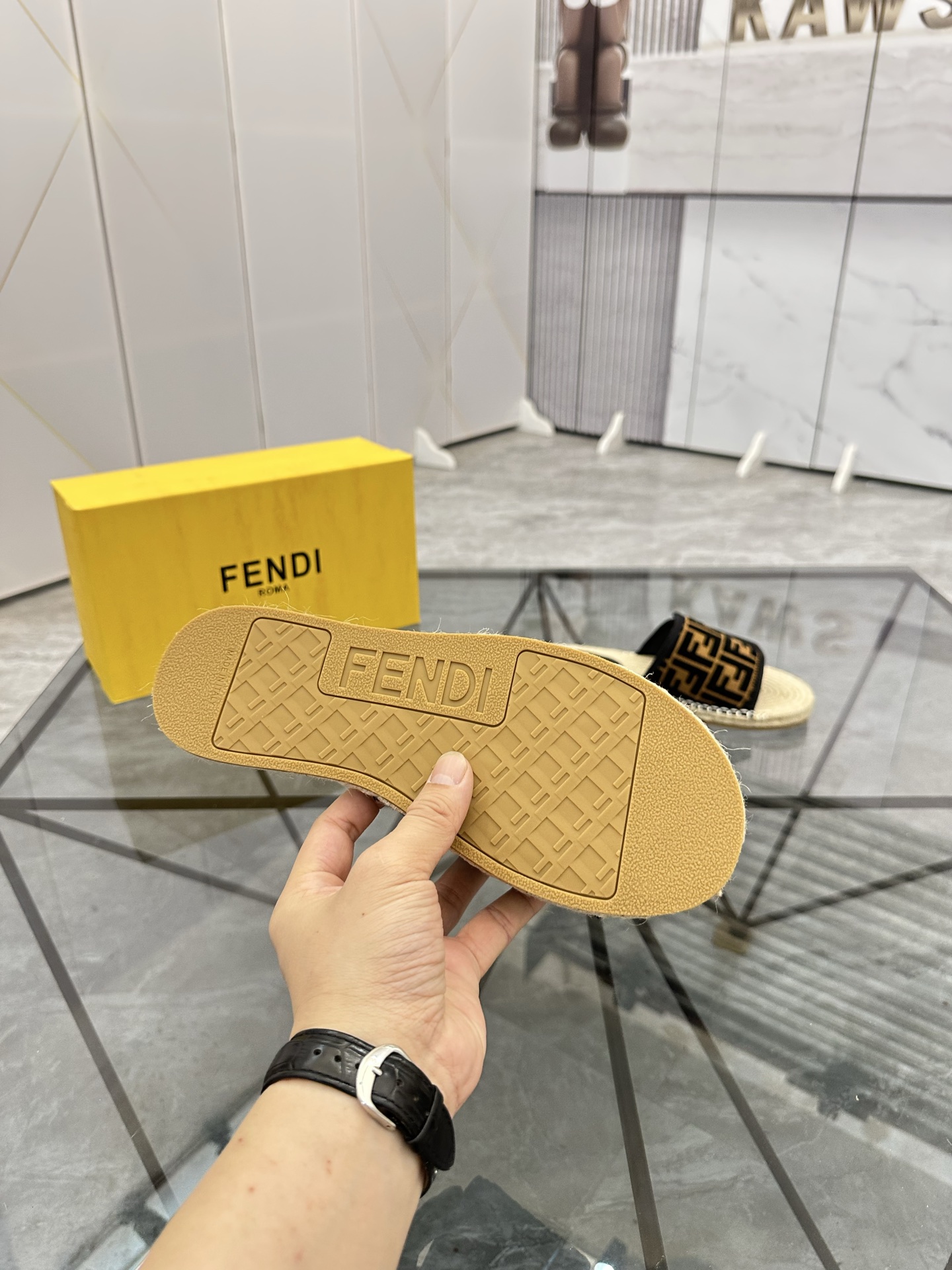 Precio de venta: P130 Marca: Fendi* zapatillasTalla: 38-44(37.45.46.47)Material: Superior material o
