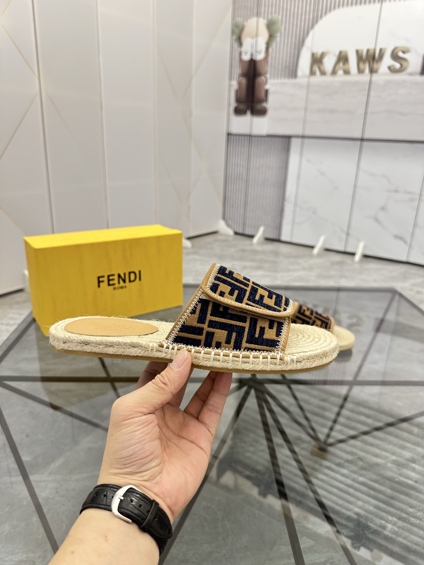Precio de venta: P130 Marca: Fendi* zapatillasTalla: 38-44(37.45.46.47)Material: Superior material o