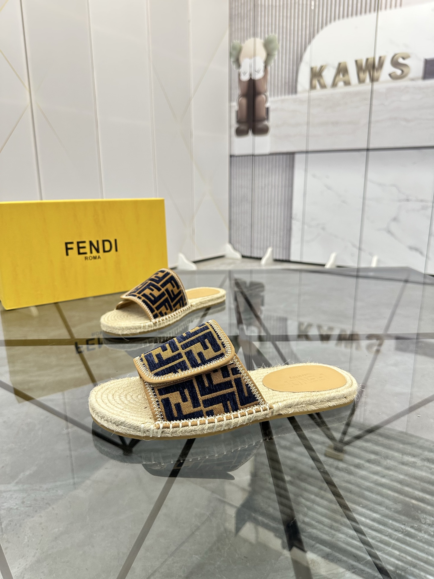 Precio de venta: P130 Marca: Fendi* zapatillasTalla: 38-44(37.45.46.47)Material: Superior material o