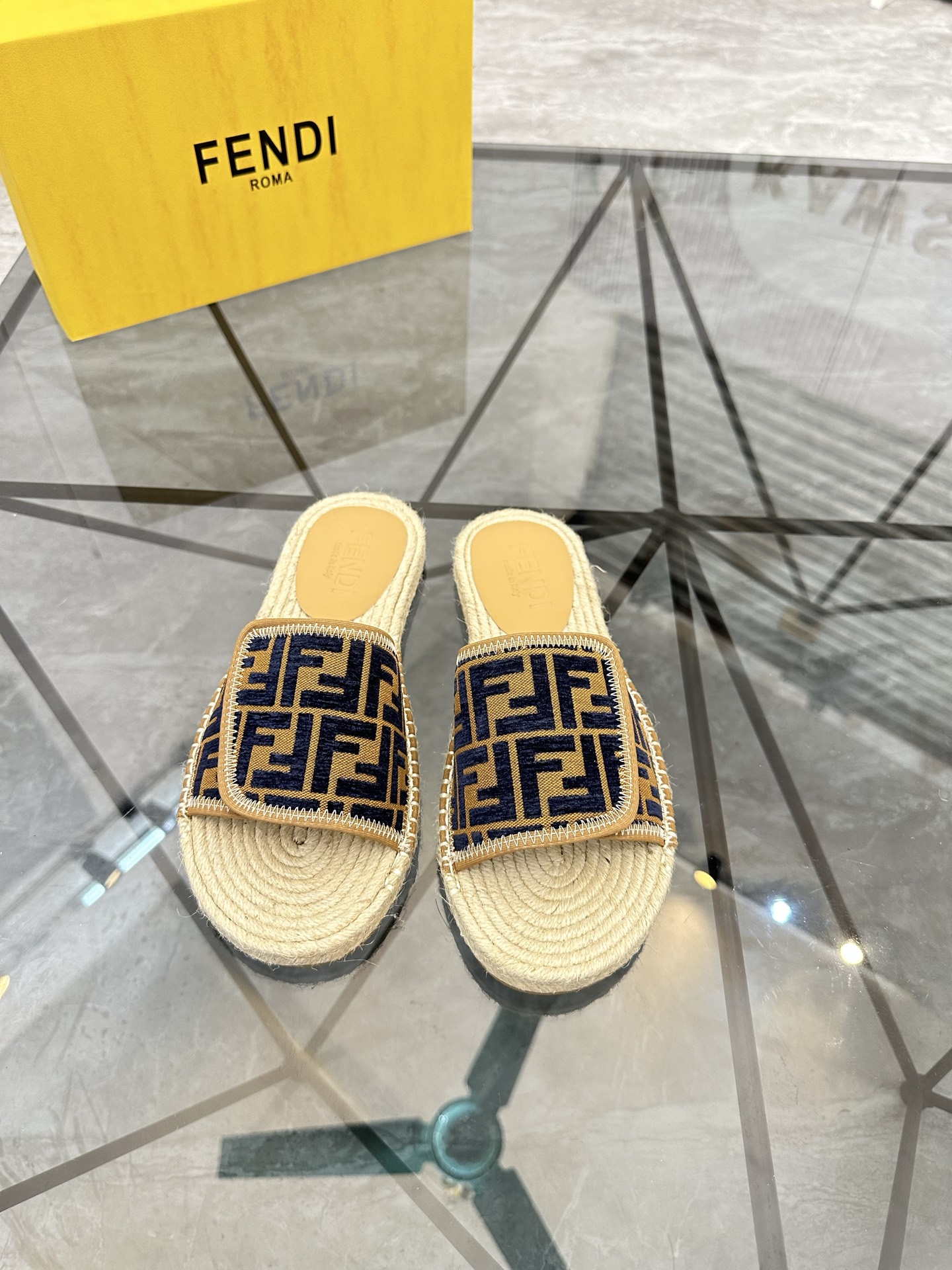 Precio de venta: P130 Marca: Fendi* zapatillasTalla: 38-44(37.45.46.47)Material: Superior material o