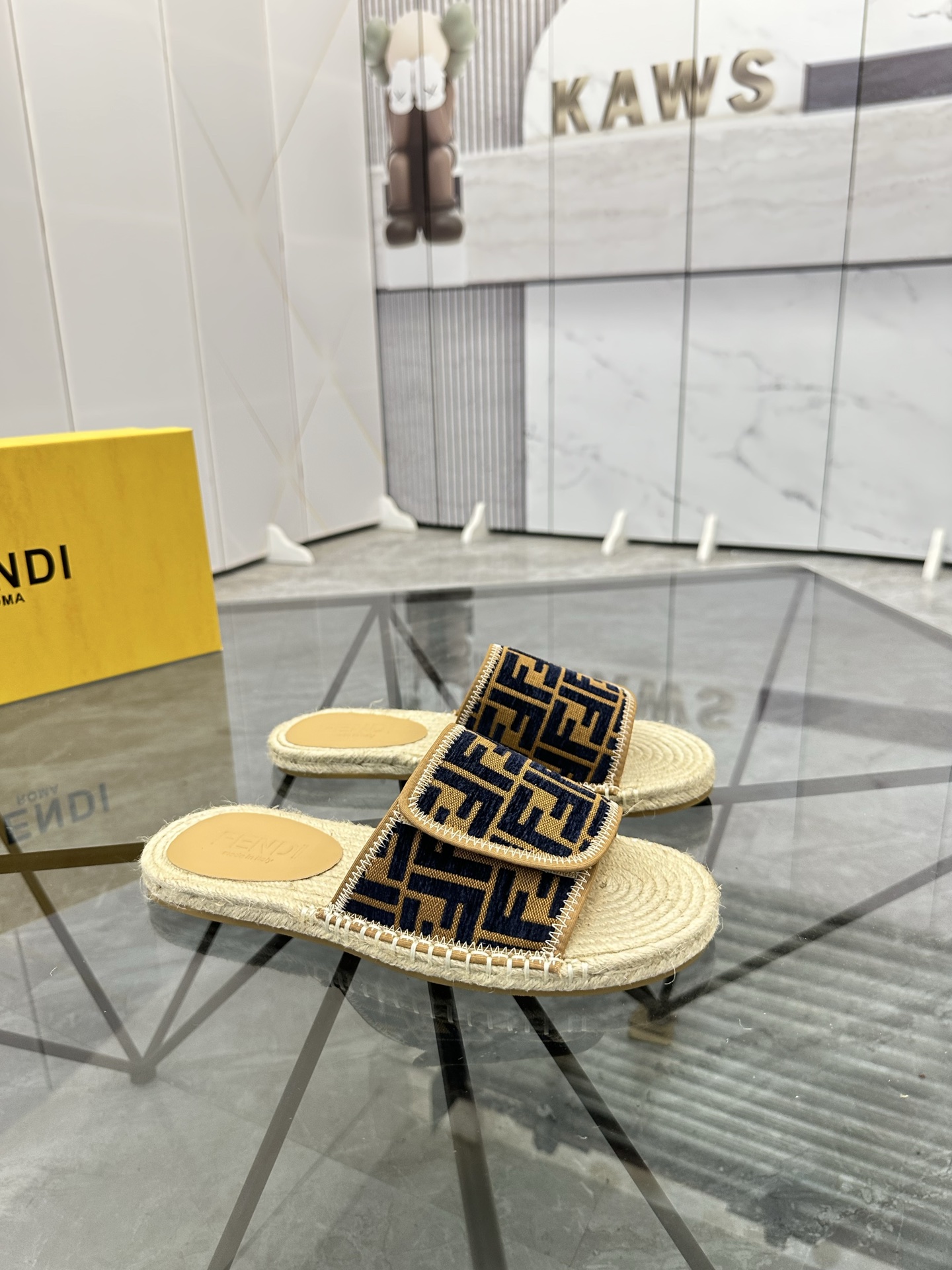 Precio de venta: P130 Marca: Fendi* zapatillasTalla: 38-44(37.45.46.47)Material: Superior material o