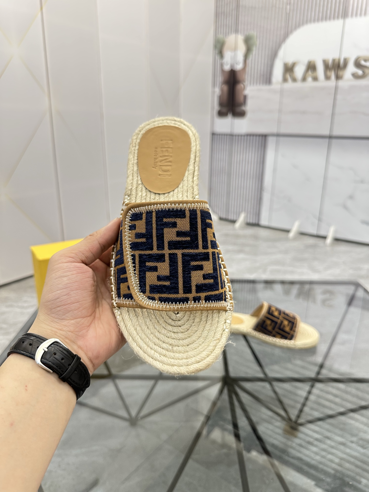 Precio de venta: P130 Marca: Fendi* zapatillasTalla: 38-44(37.45.46.47)Material: Superior material o