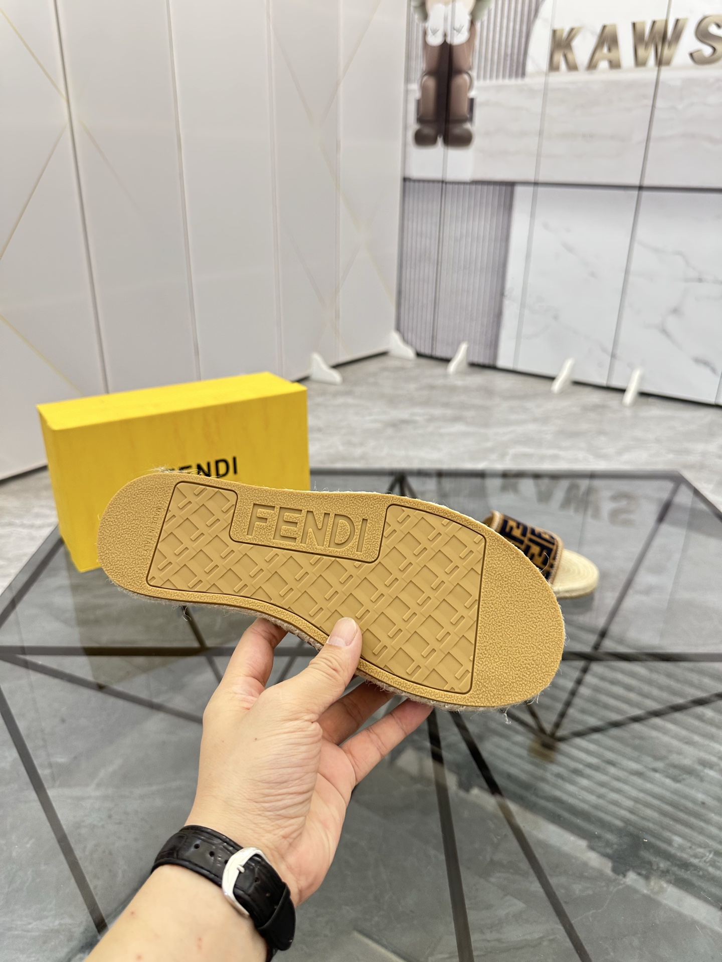 Precio de venta: P130 Marca: Fendi* zapatillasTalla: 38-44(37.45.46.47)Material: Superior material o