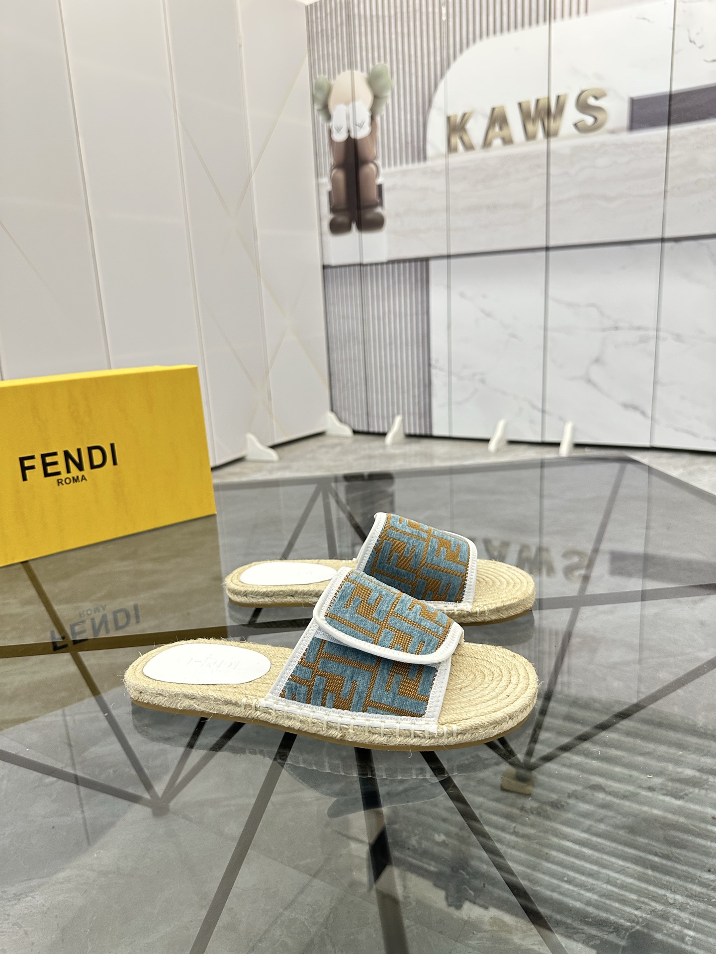 Precio de venta: P130 Marca: Fendi* zapatillasTalla: 38-44(37.45.46.47)Material: Superior material o