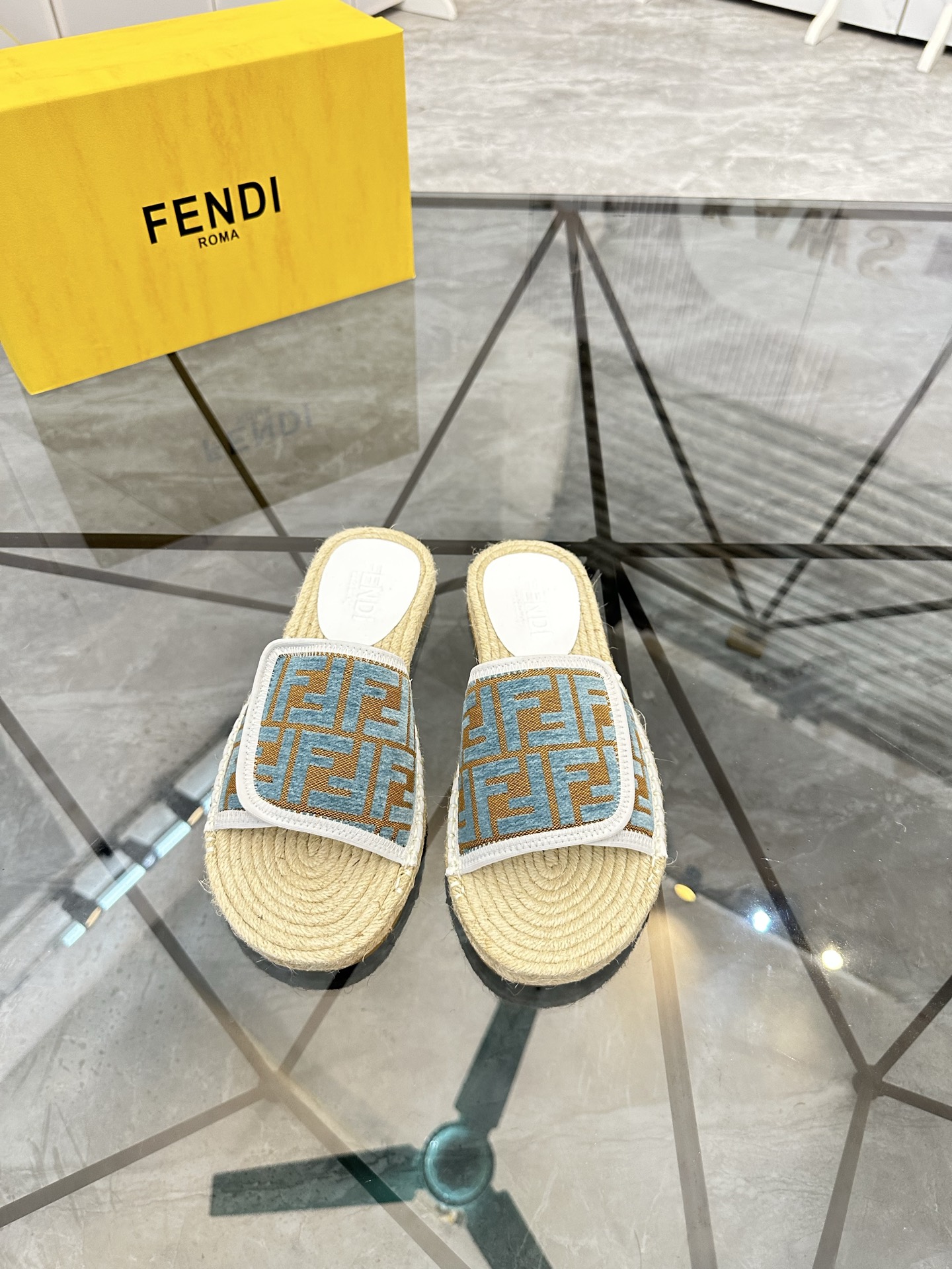 Precio de venta: P130 Marca: Fendi* zapatillasTalla: 38-44(37.45.46.47)Material: Superior material o