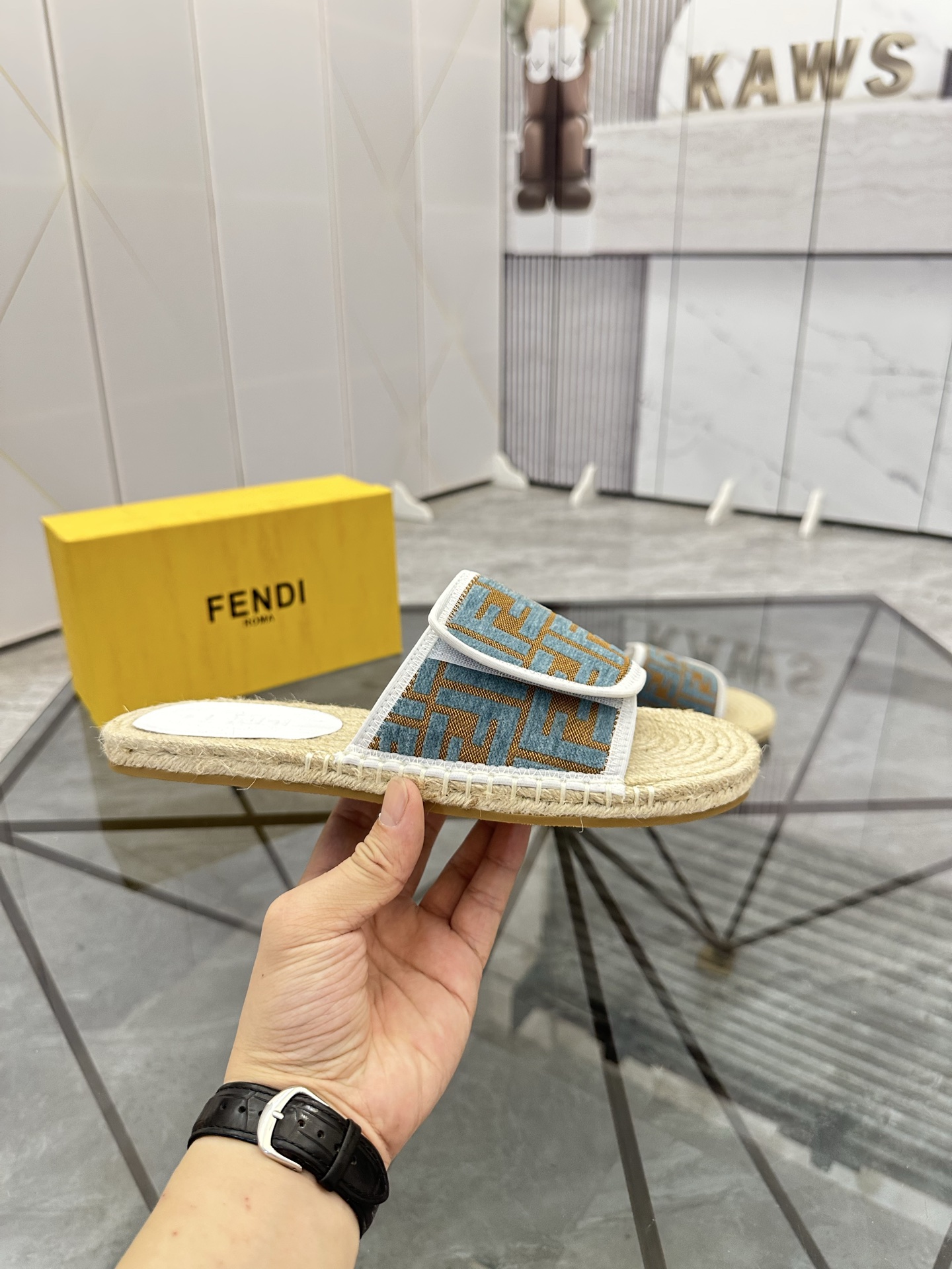 Precio de venta: P130 Marca: Fendi* zapatillasTalla: 38-44(37.45.46.47)Material: Superior material o