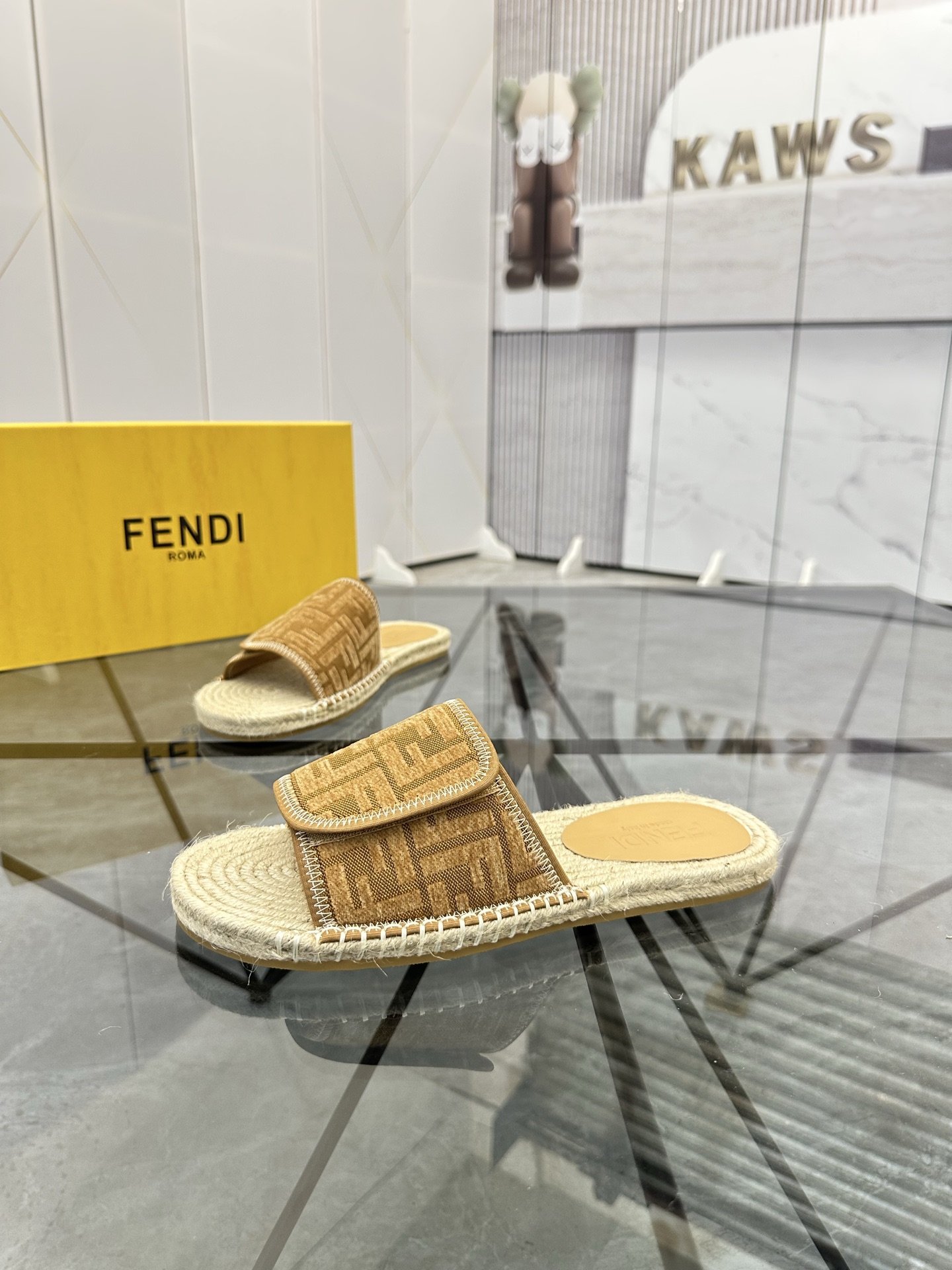 Precio de venta: P130 Marca: Fendi* zapatillasTalla: 38-44(37.45.46.47)Material: Superior material o