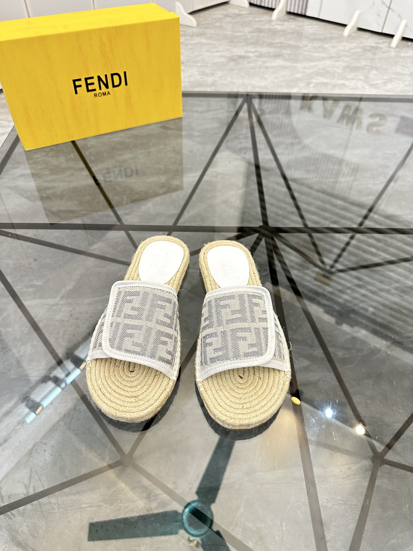 Precio de venta: P130 Marca: Fendi* zapatillasTalla: 38-44(37.45.46.47)Material: Superior material o
