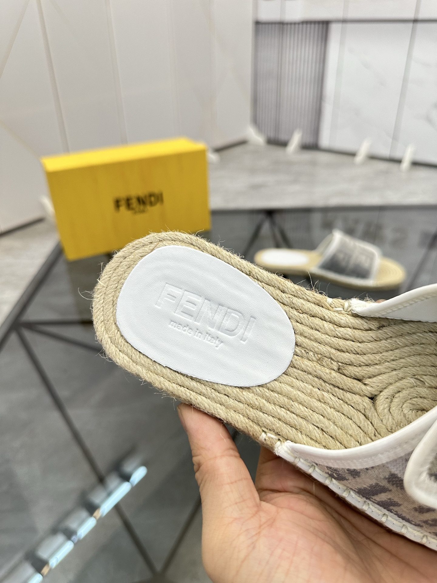 Precio de venta: P130 Marca: Fendi* zapatillasTalla: 38-44(37.45.46.47)Material: Superior material o