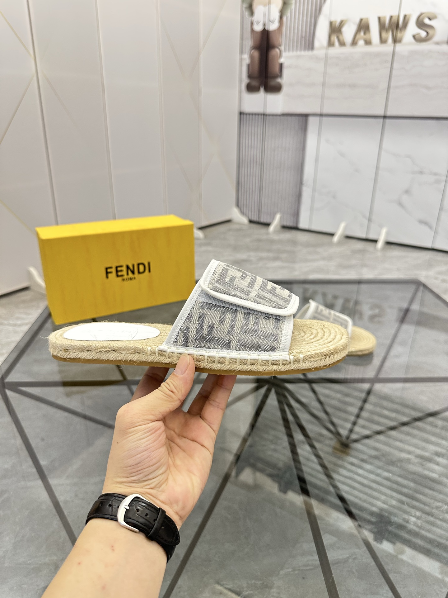 Precio de venta: P130 Marca: Fendi* zapatillasTalla: 38-44(37.45.46.47)Material: Superior material o