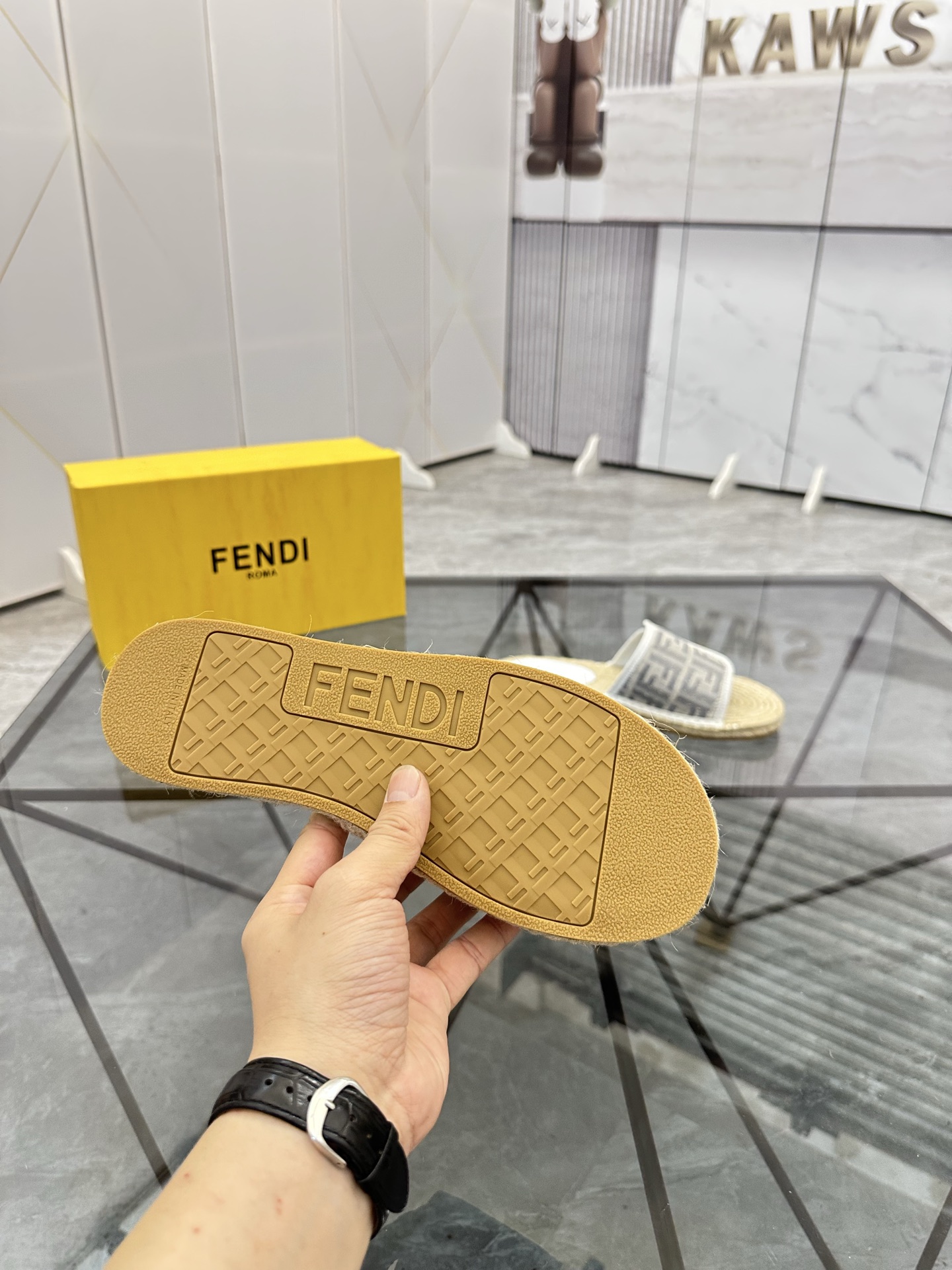Precio de venta: P130 Marca: Fendi* zapatillasTalla: 38-44(37.45.46.47)Material: Superior material o