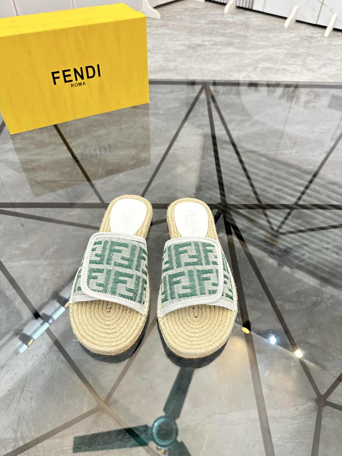 Precio de venta: P130 Marca: Fendi* zapatillasTalla: 38-44(37.45.46.47)Material: Superior material o