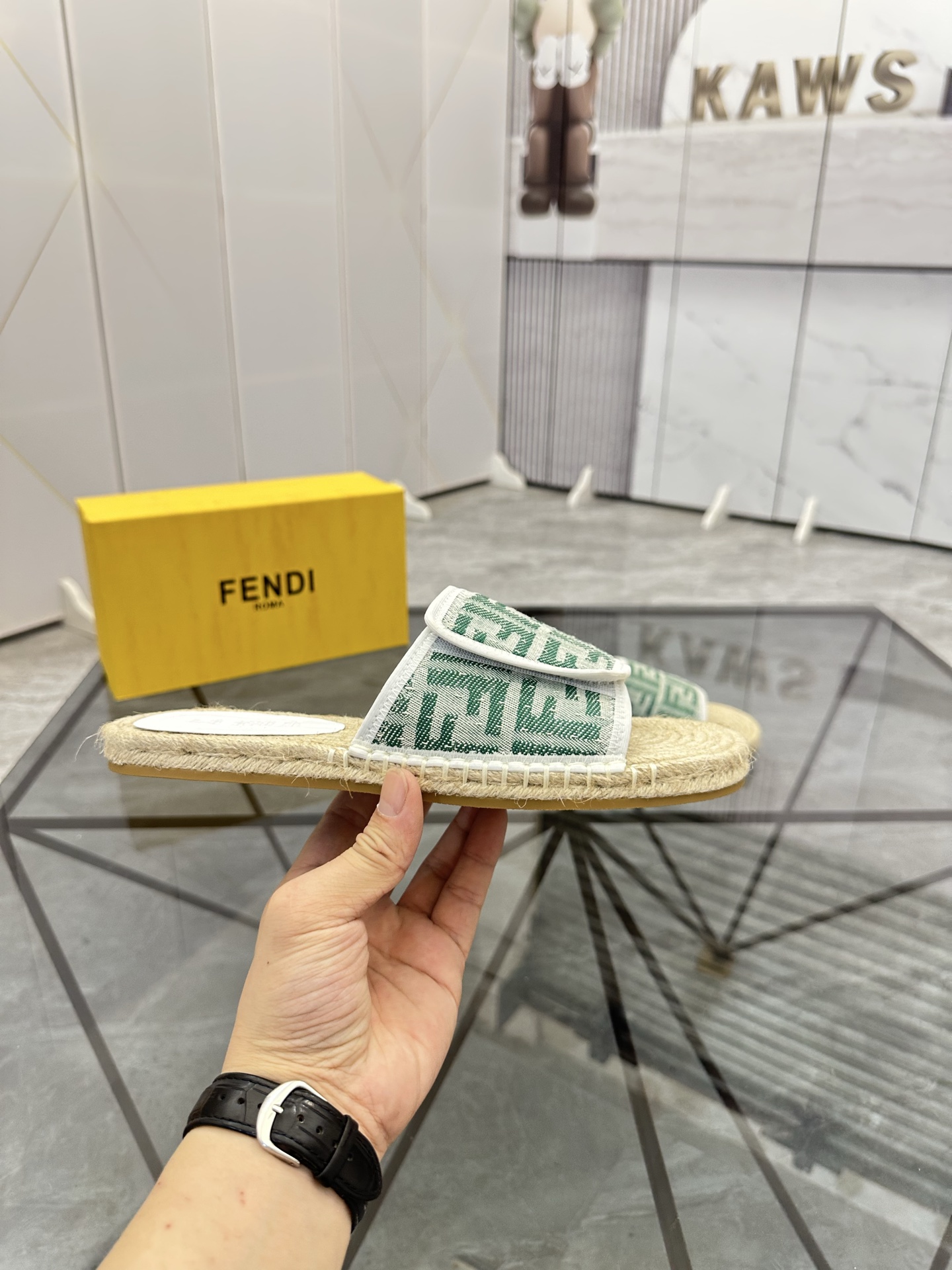 Precio de venta: P130 Marca: Fendi* zapatillasTalla: 38-44(37.45.46.47)Material: Superior material o