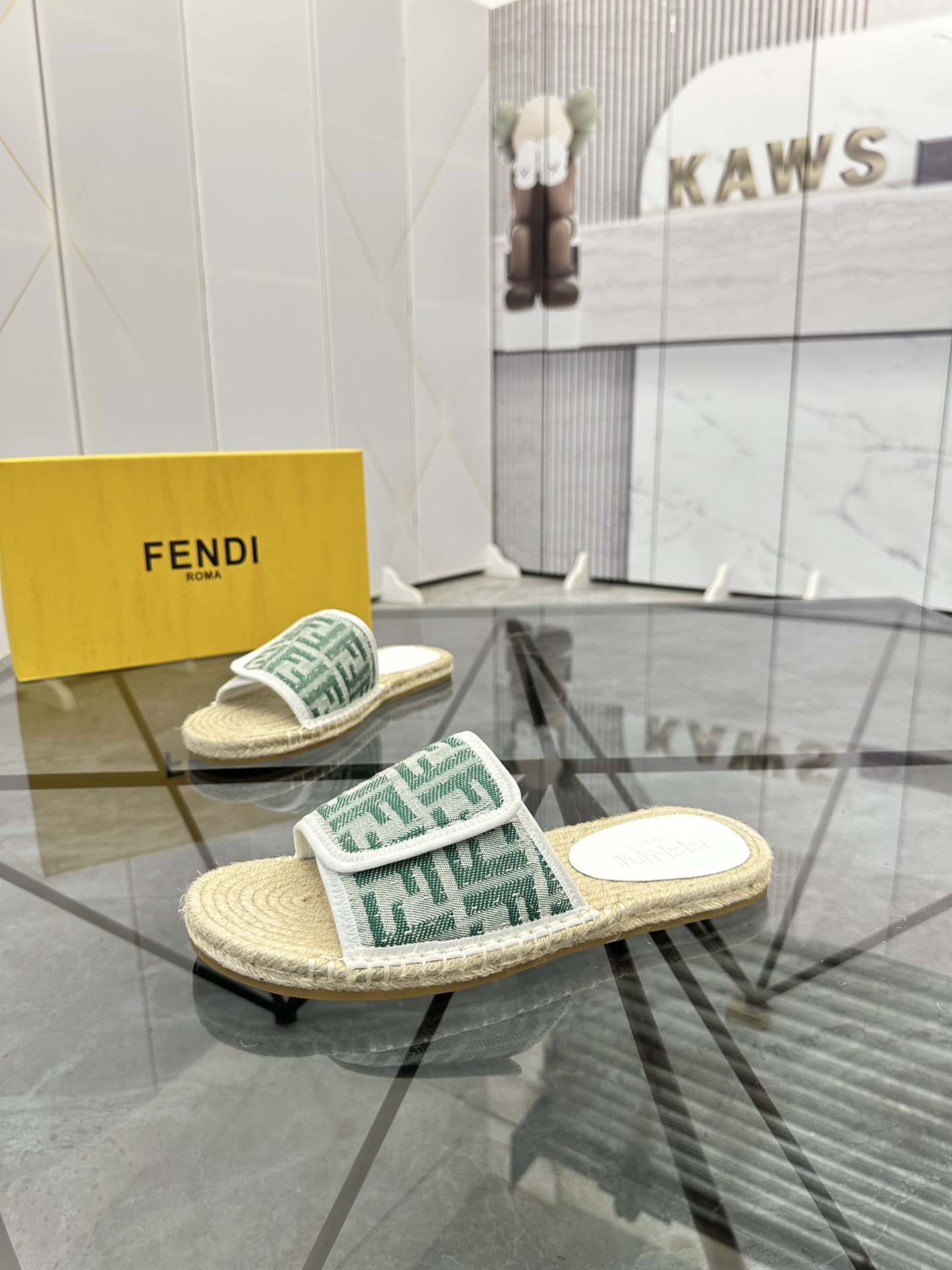 Precio de venta: P130 Marca: Fendi* zapatillasTalla: 38-44(37.45.46.47)Material: Superior material o