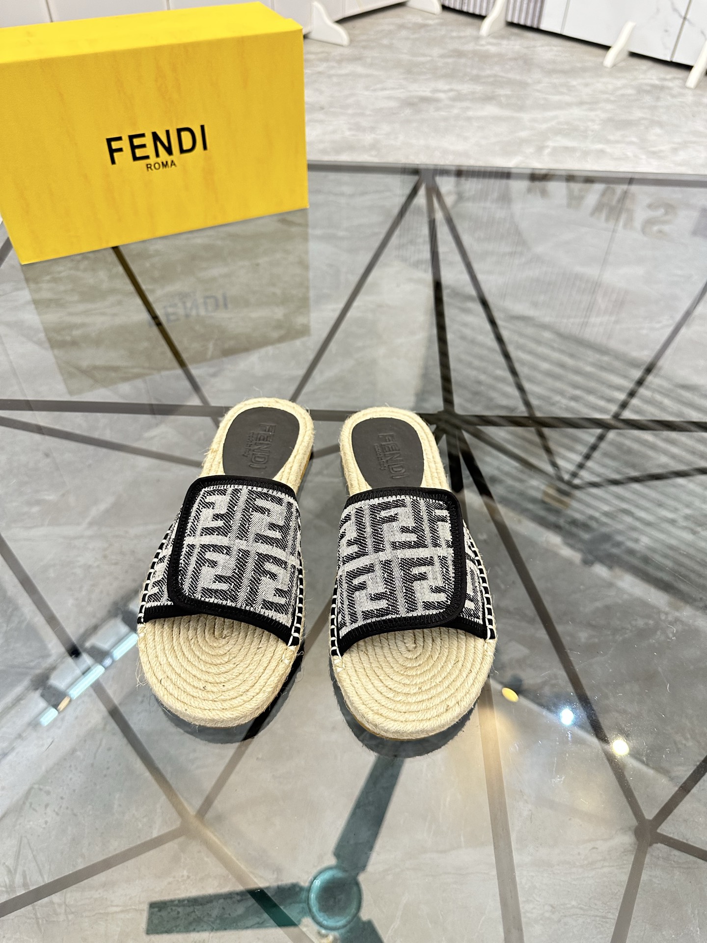 Precio de venta: P130 Marca: Fendi* zapatillasTalla: 38-44(37.45.46.47)Material: Superior material o