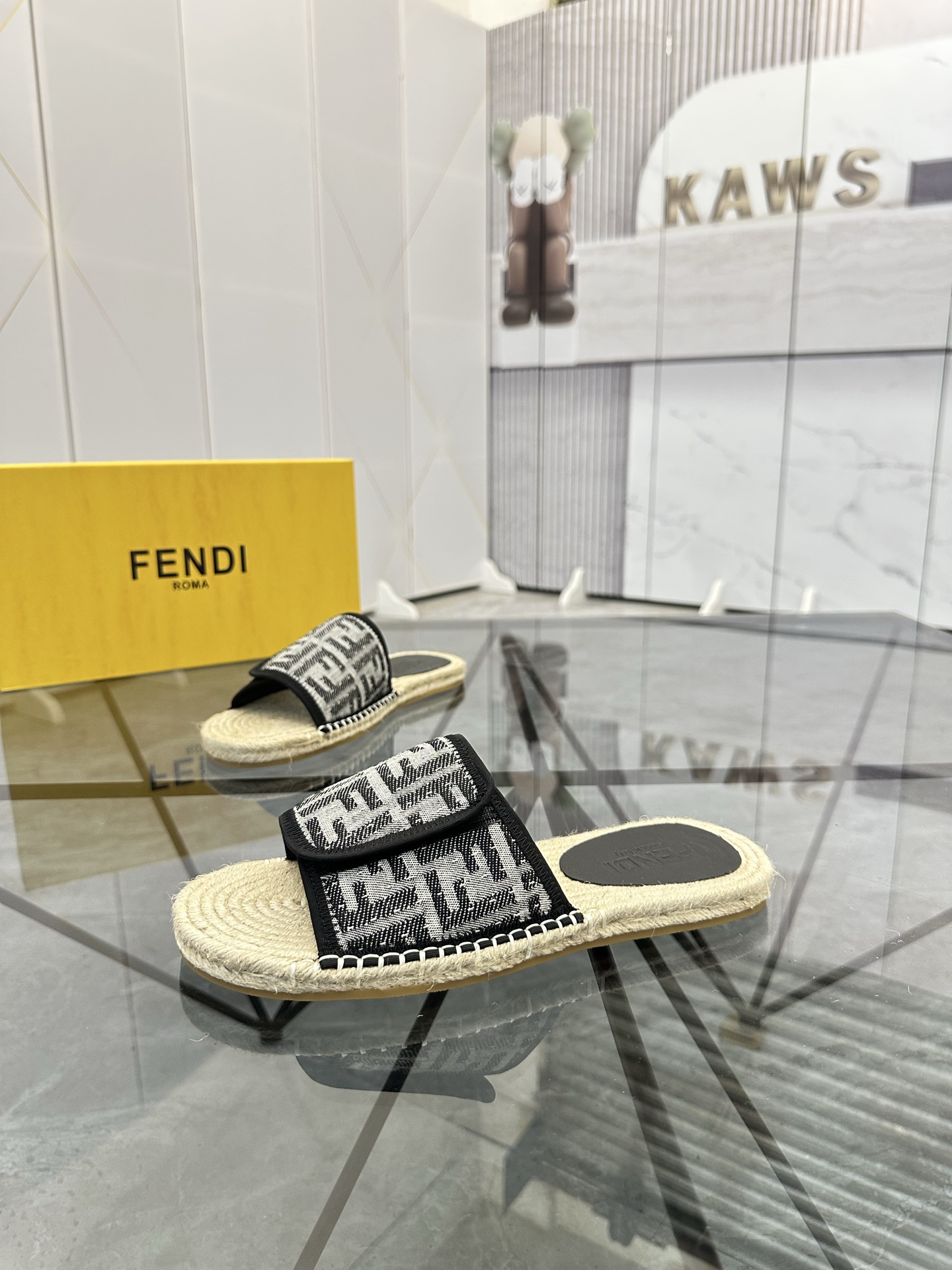 Precio de venta: P130 Marca: Fendi* zapatillasTalla: 38-44(37.45.46.47)Material: Superior material o