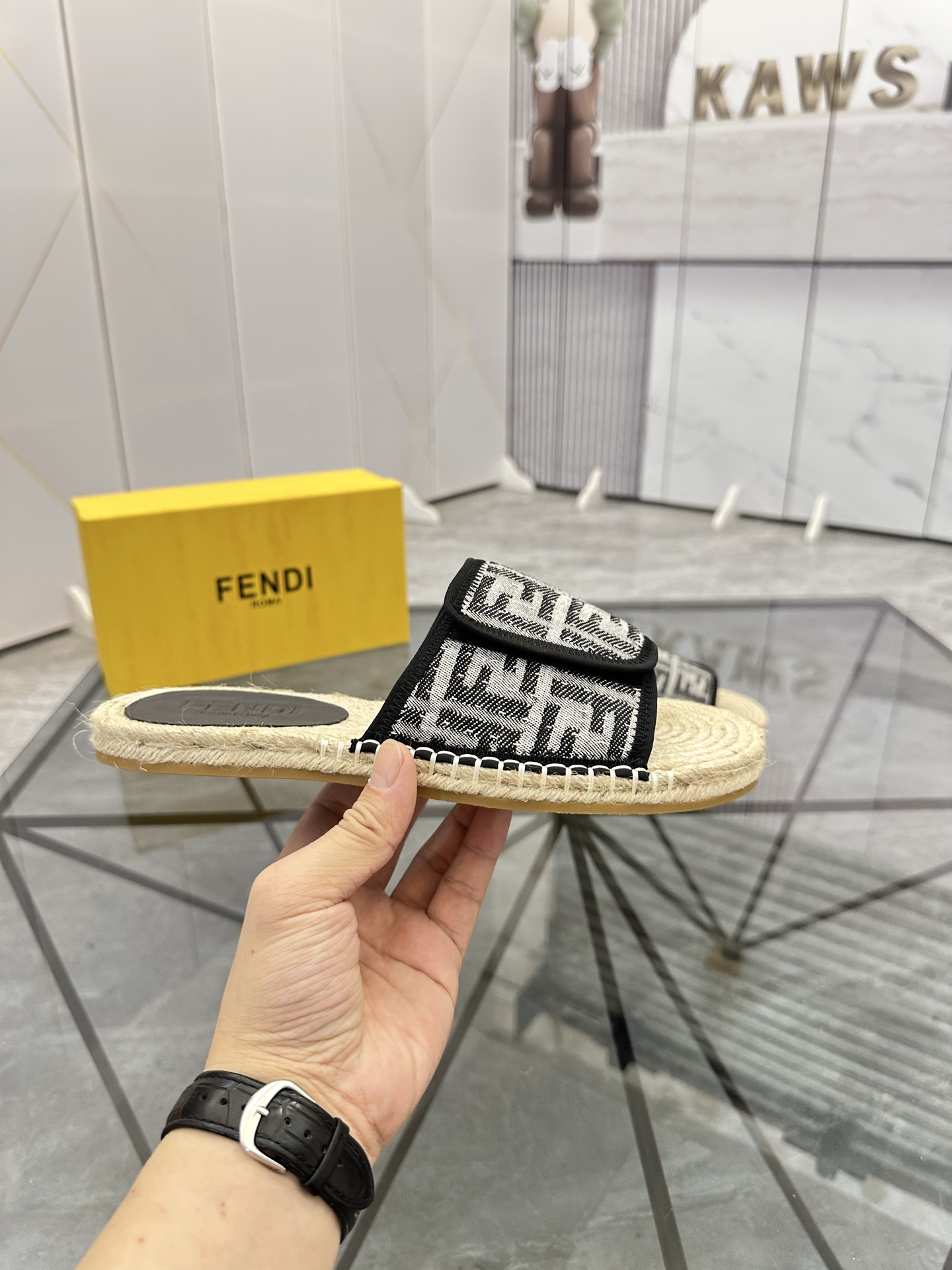 Precio de venta: P130 Marca: Fendi* zapatillasTalla: 38-44(37.45.46.47)Material: Superior material o