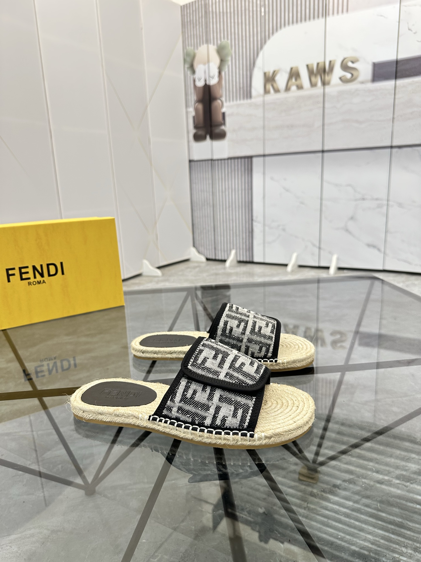 Precio de venta: P130 Marca: Fendi* zapatillasTalla: 38-44(37.45.46.47)Material: Superior material o