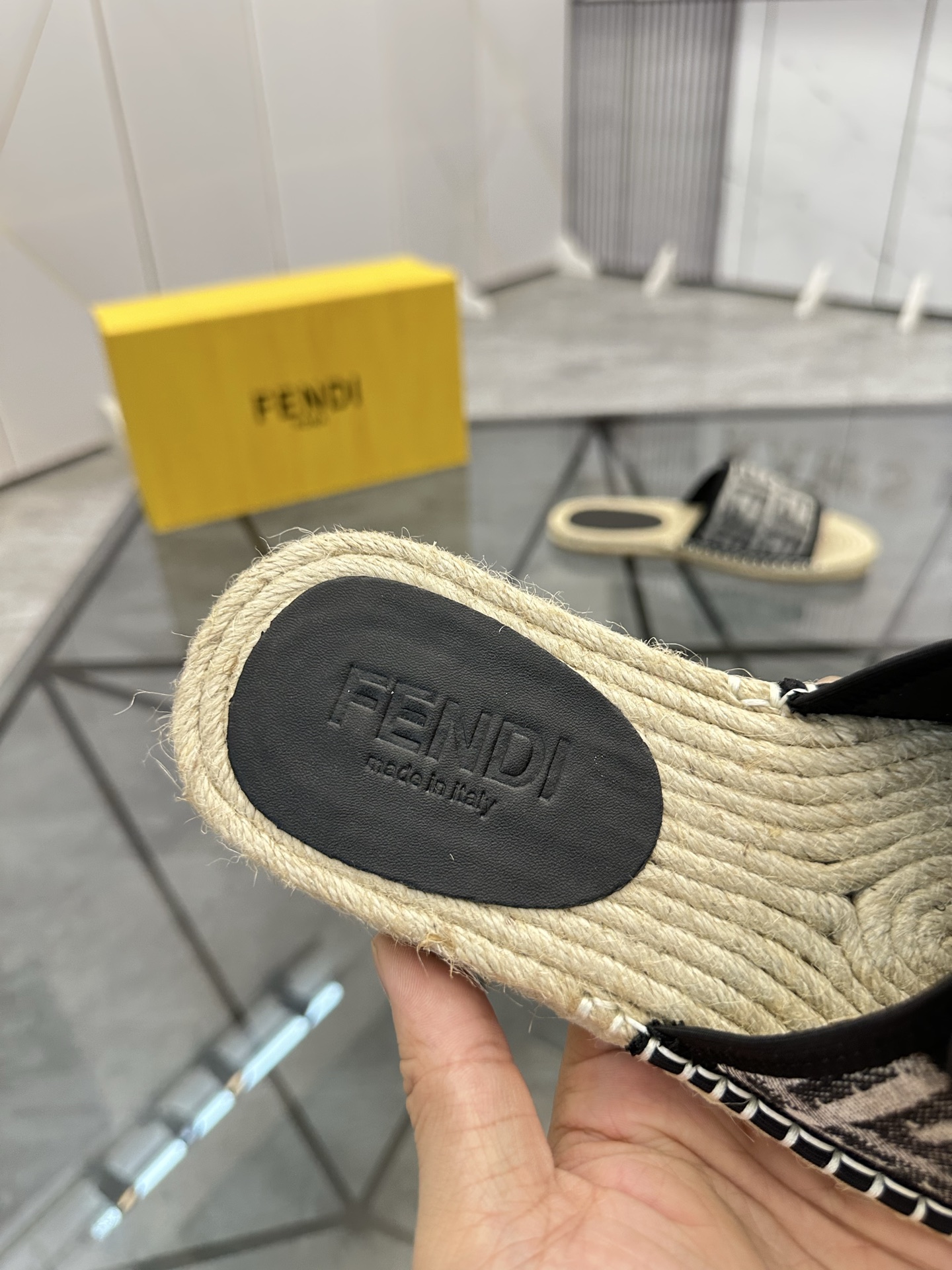 Precio de venta: P130 Marca: Fendi* zapatillasTalla: 38-44(37.45.46.47)Material: Superior material o