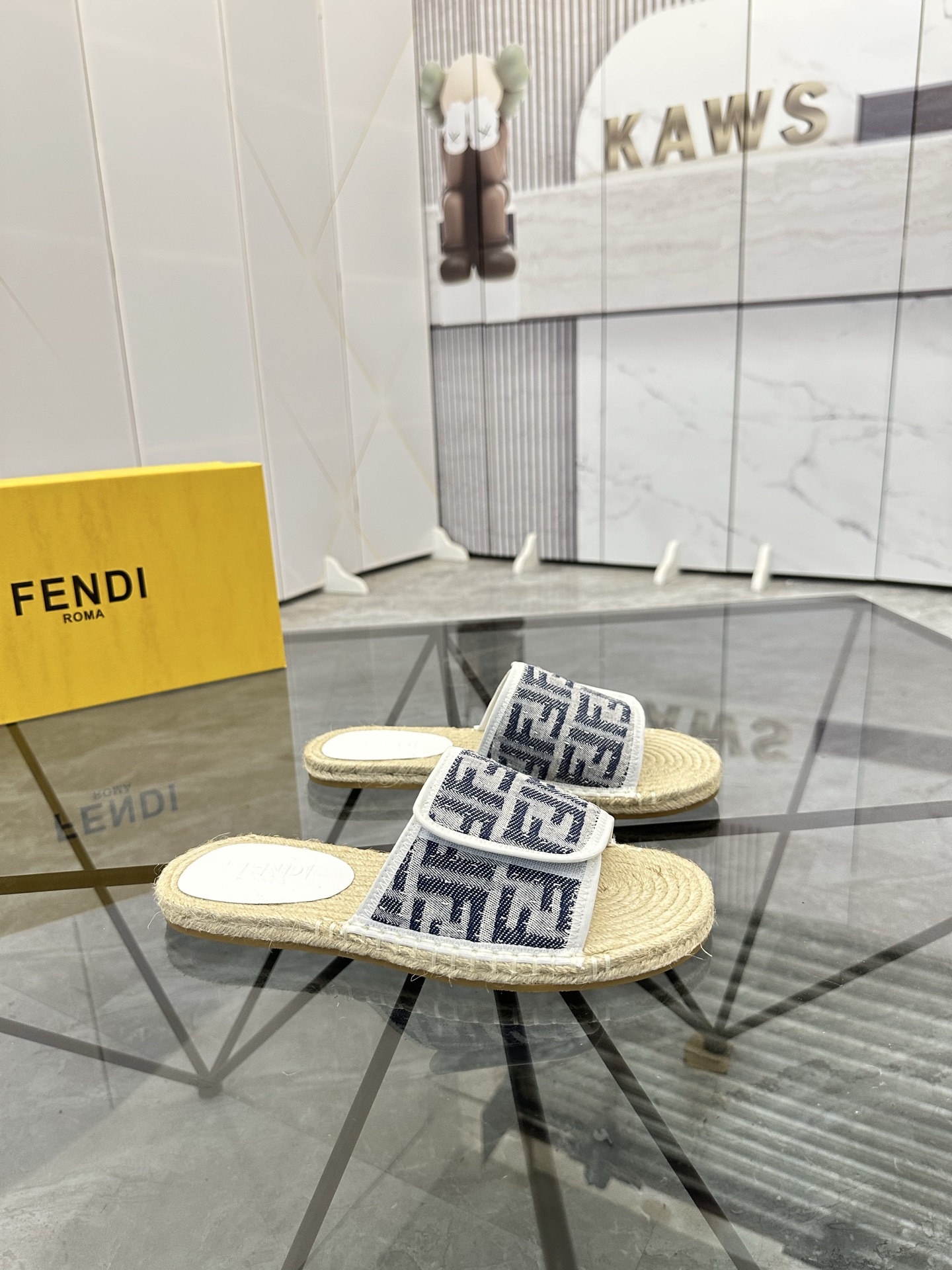 Precio de venta: P130 Marca: Fendi* zapatillasTalla: 38-44(37.45.46.47)Material: Superior material o