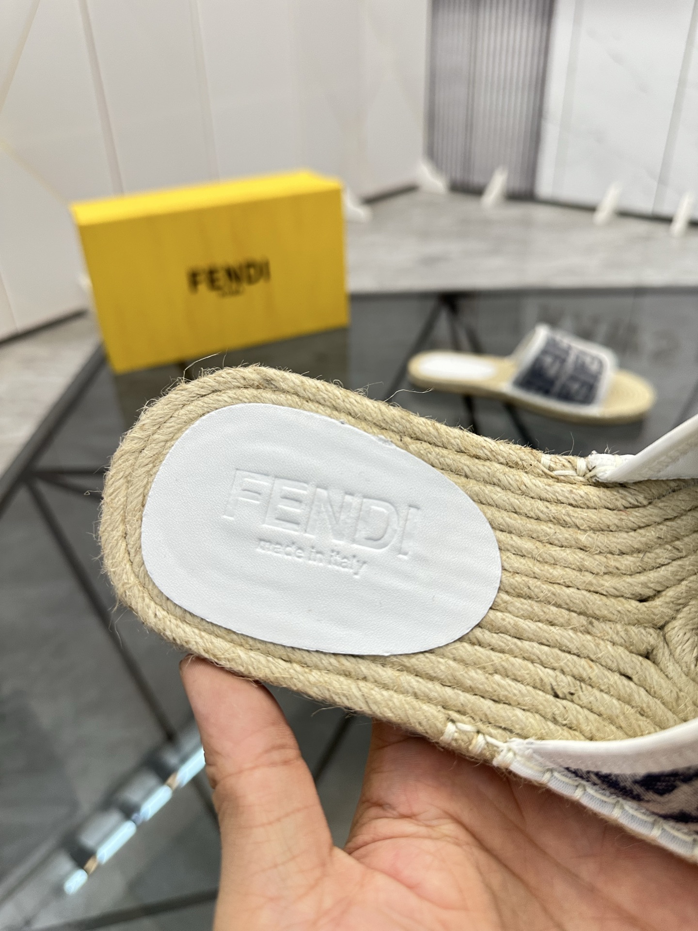 Precio de venta: P130 Marca: Fendi* zapatillasTalla: 38-44(37.45.46.47)Material: Superior material o