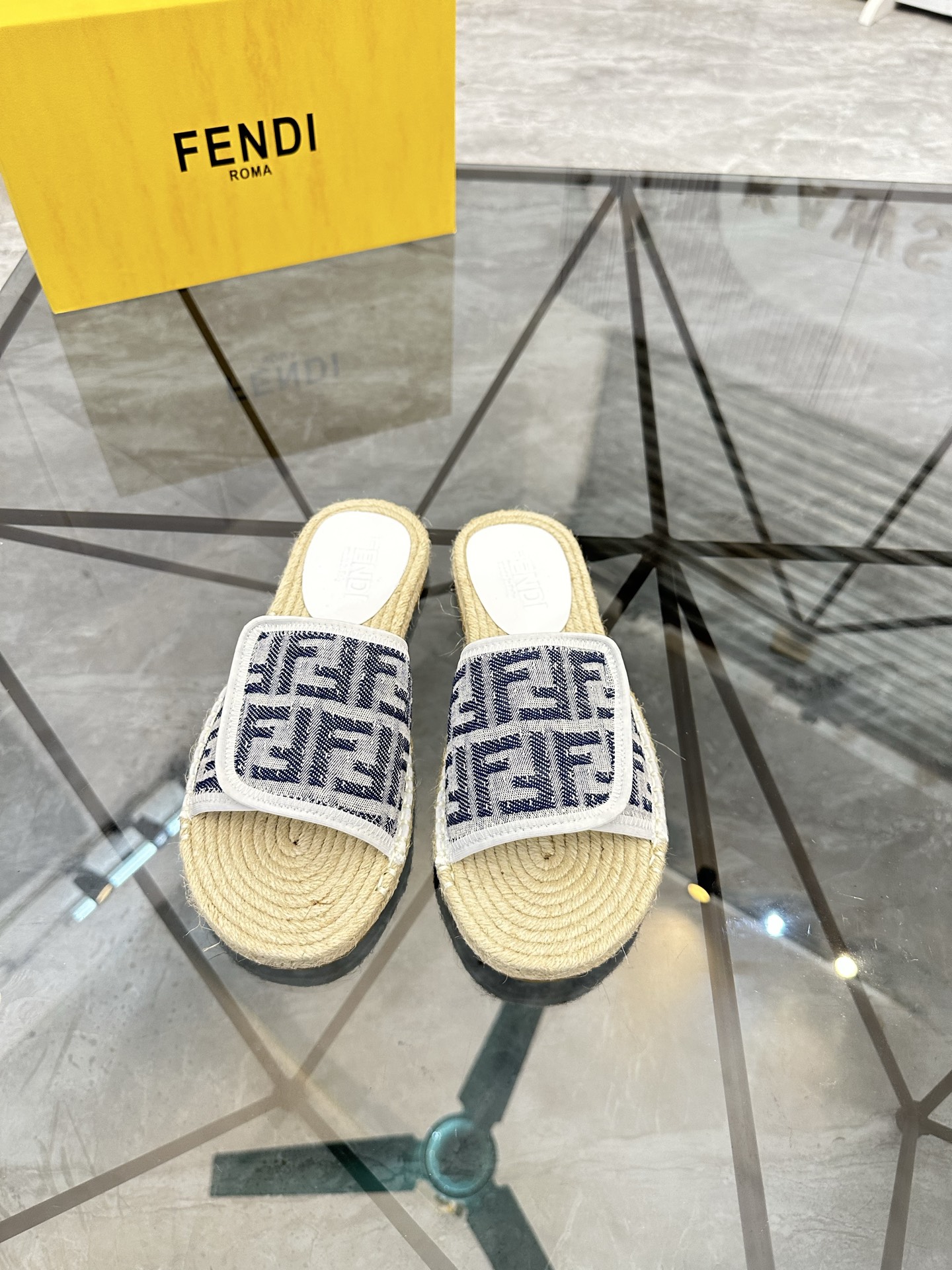 Precio de venta: P130 Marca: Fendi* zapatillasTalla: 38-44(37.45.46.47)Material: Superior material o