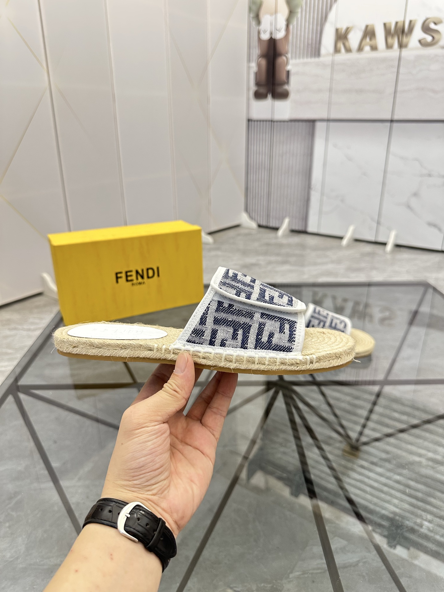 Precio de venta: P130 Marca: Fendi* zapatillasTalla: 38-44(37.45.46.47)Material: Superior material o