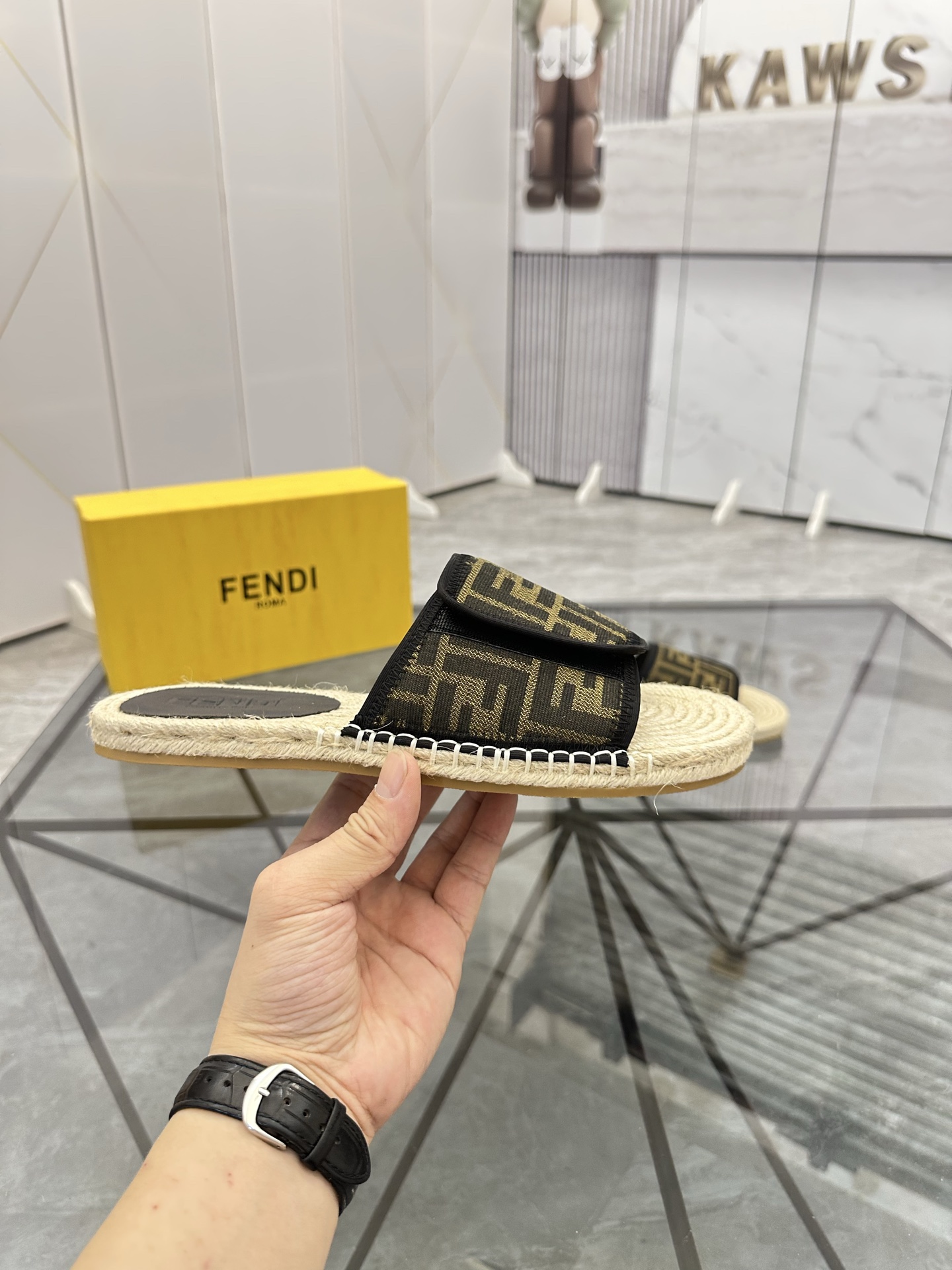 Precio de venta: P130 Marca: Fendi* zapatillasTalla: 38-44(37.45.46.47)Material: Superior material o