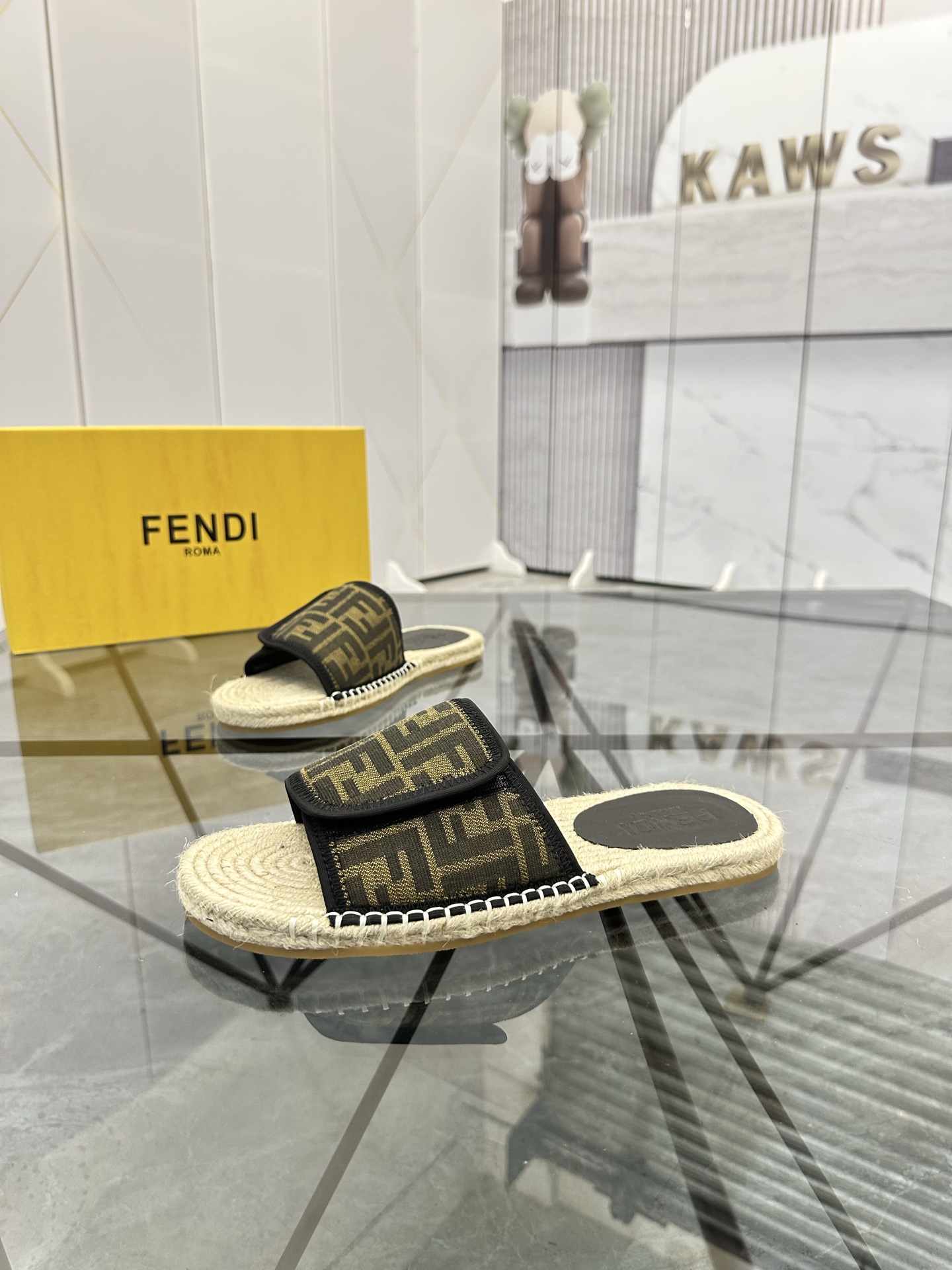 Precio de venta: P130 Marca: Fendi* zapatillasTalla: 38-44(37.45.46.47)Material: Superior material o