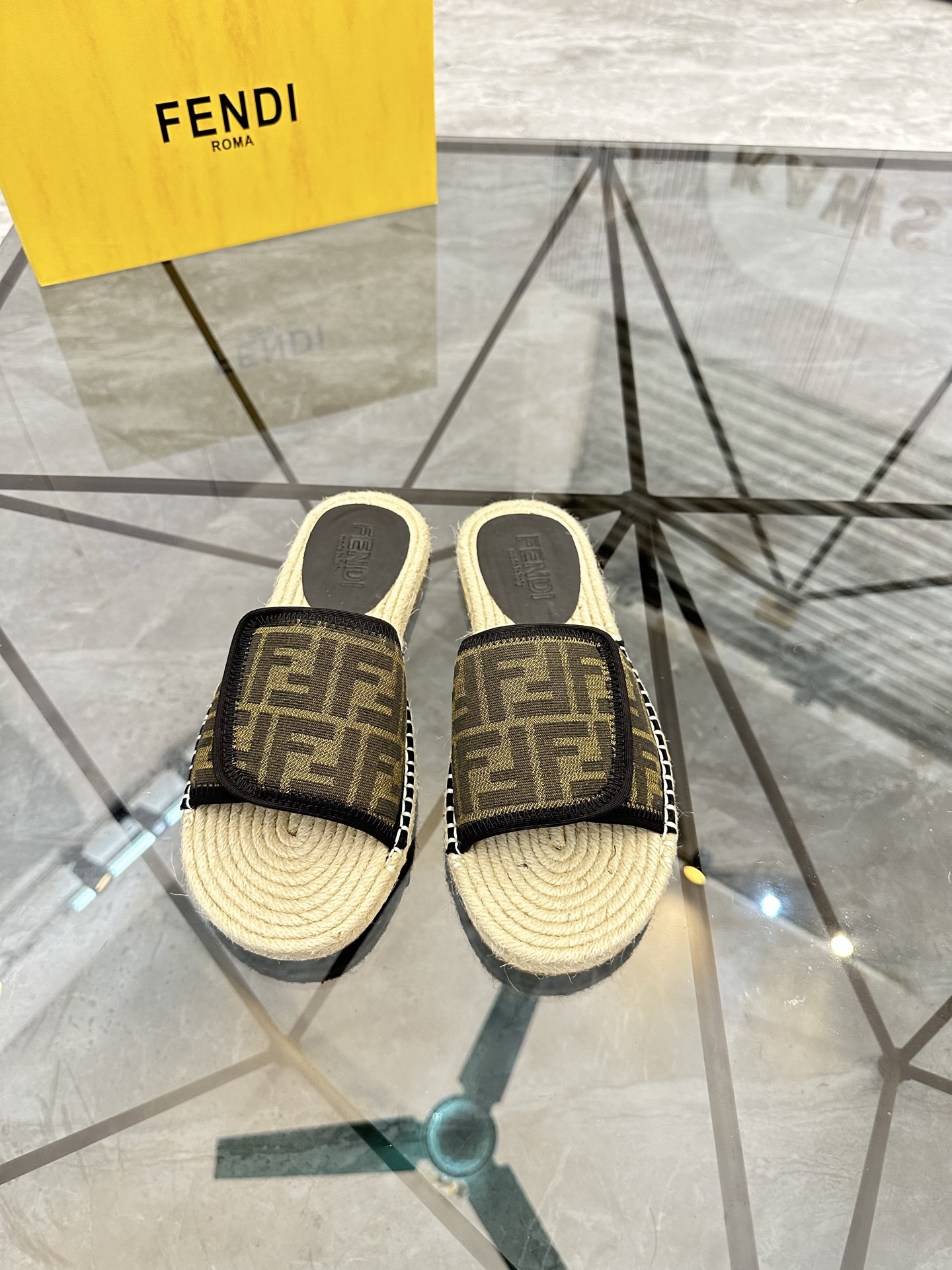Precio de venta: P130 Marca: Fendi* zapatillasTalla: 38-44(37.45.46.47)Material: Superior material o