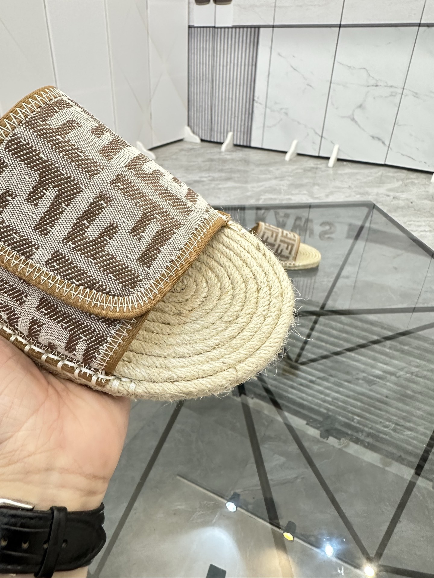 Precio de venta: P130 Marca: Fendi* zapatillasTalla: 38-44(37.45.46.47)Material: Superior material o