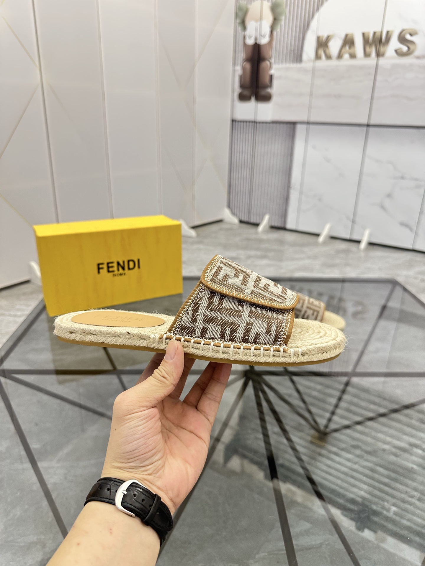 Precio de venta: P130 Marca: Fendi* zapatillasTalla: 38-44(37.45.46.47)Material: Superior material o
