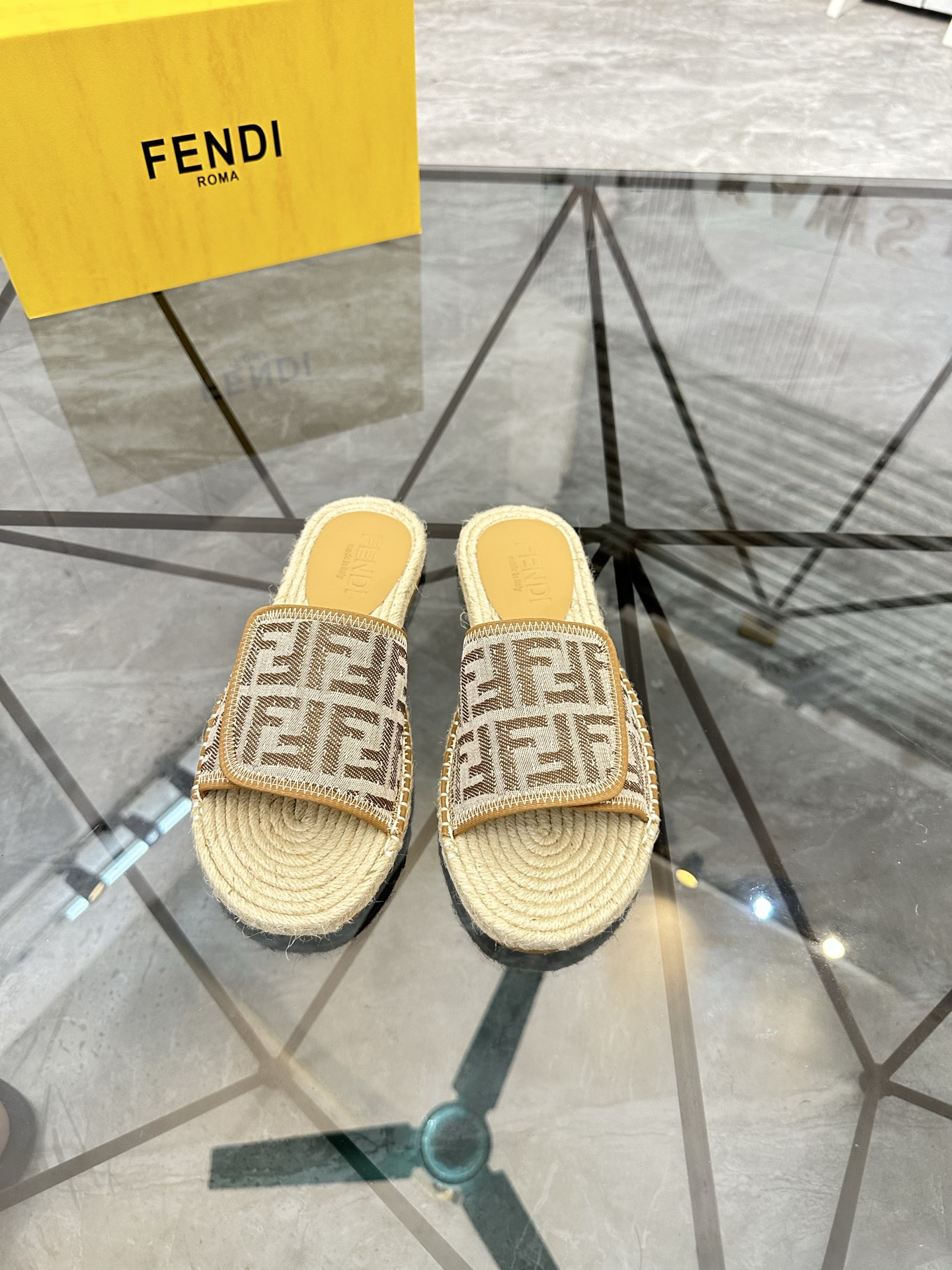 Precio de venta: P130 Marca: Fendi* zapatillasTalla: 38-44(37.45.46.47)Material: Superior material o