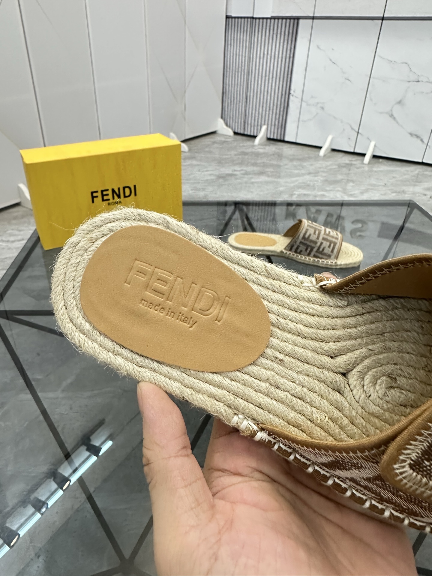 Precio de venta: P130 Marca: Fendi* zapatillasTalla: 38-44(37.45.46.47)Material: Superior material o