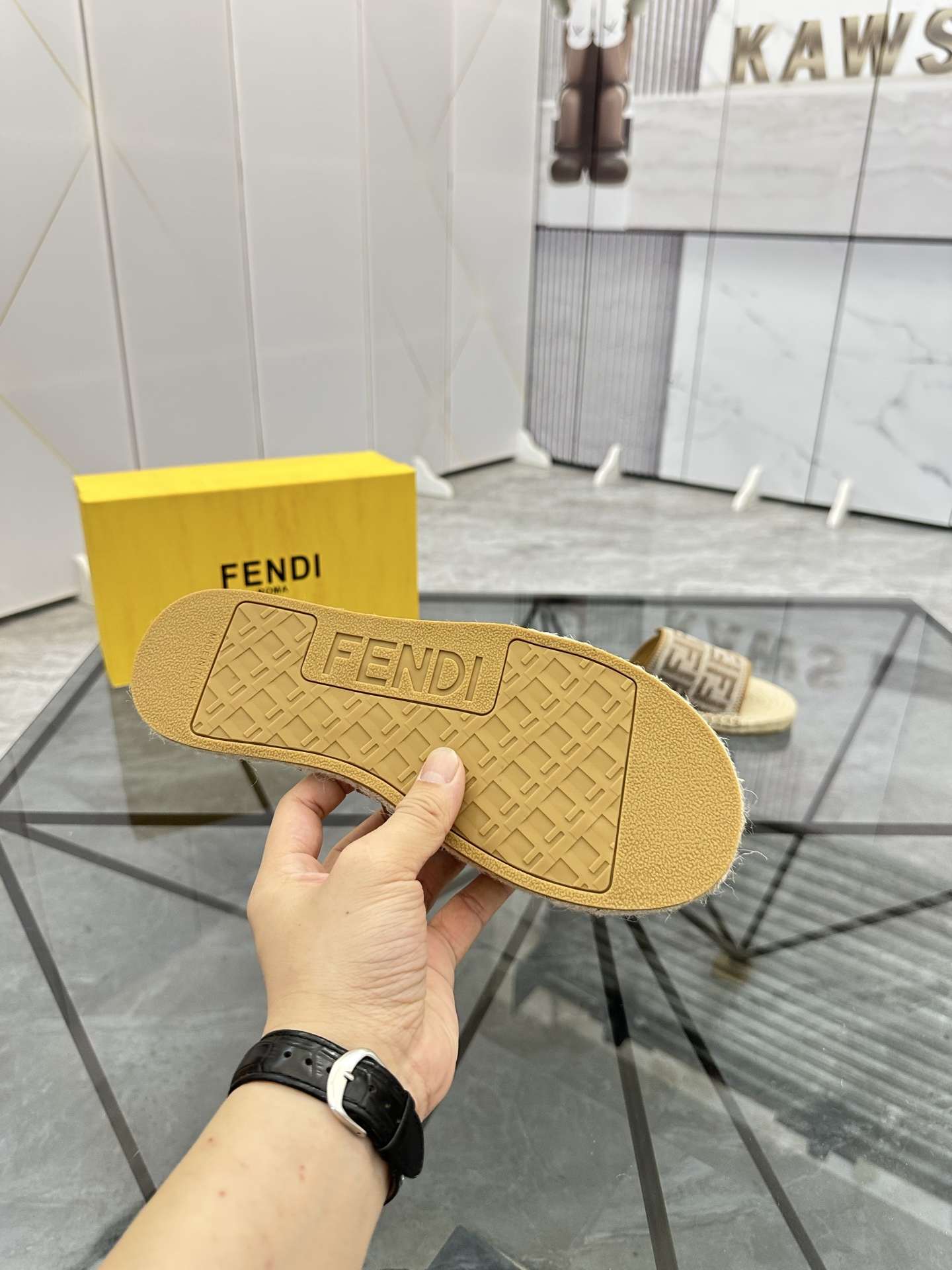 Precio de venta: P130 Marca: Fendi* zapatillasTalla: 38-44(37.45.46.47)Material: Superior material o